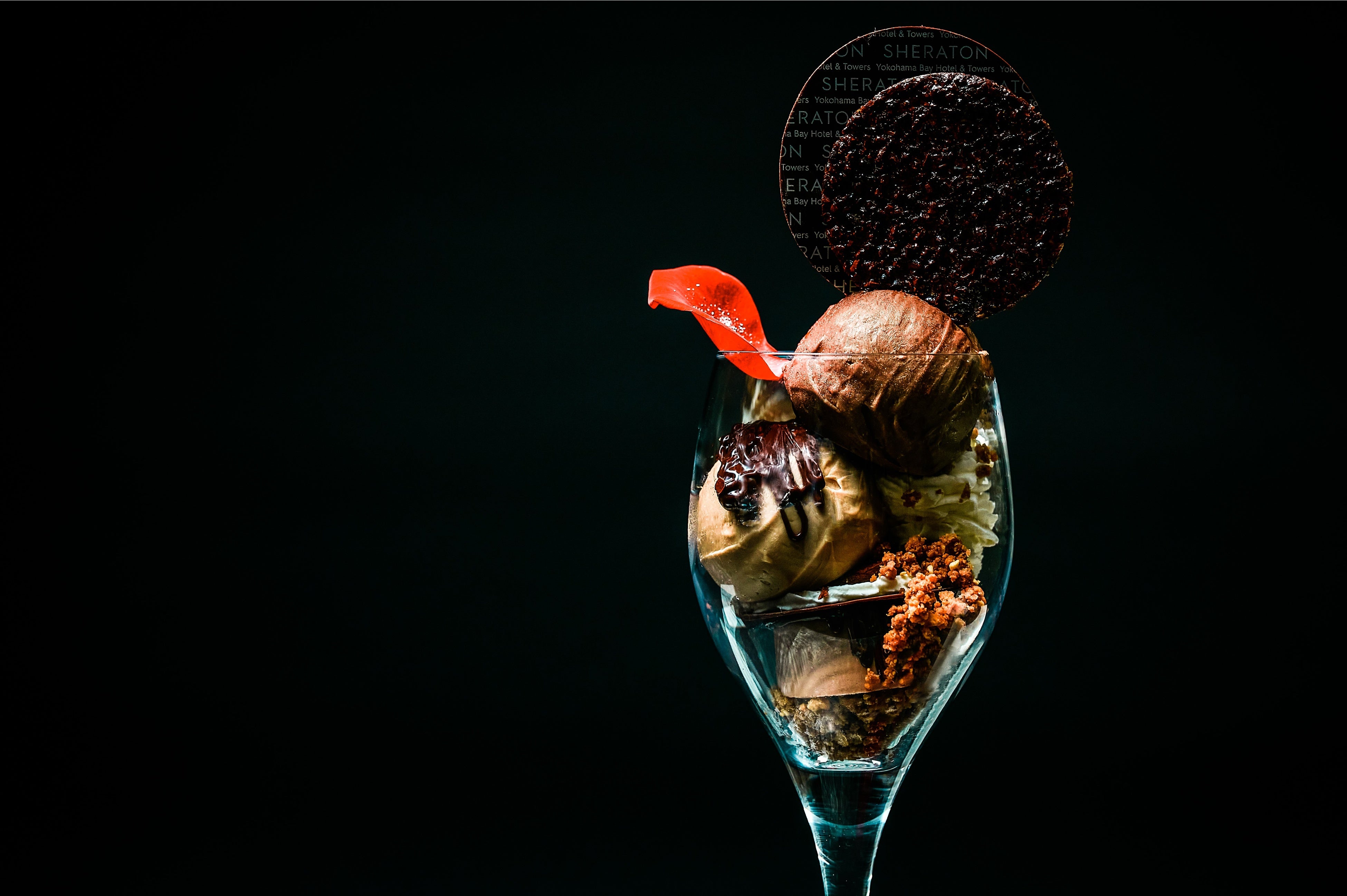 見た目も美しく艶やかなチョコレートパフェ