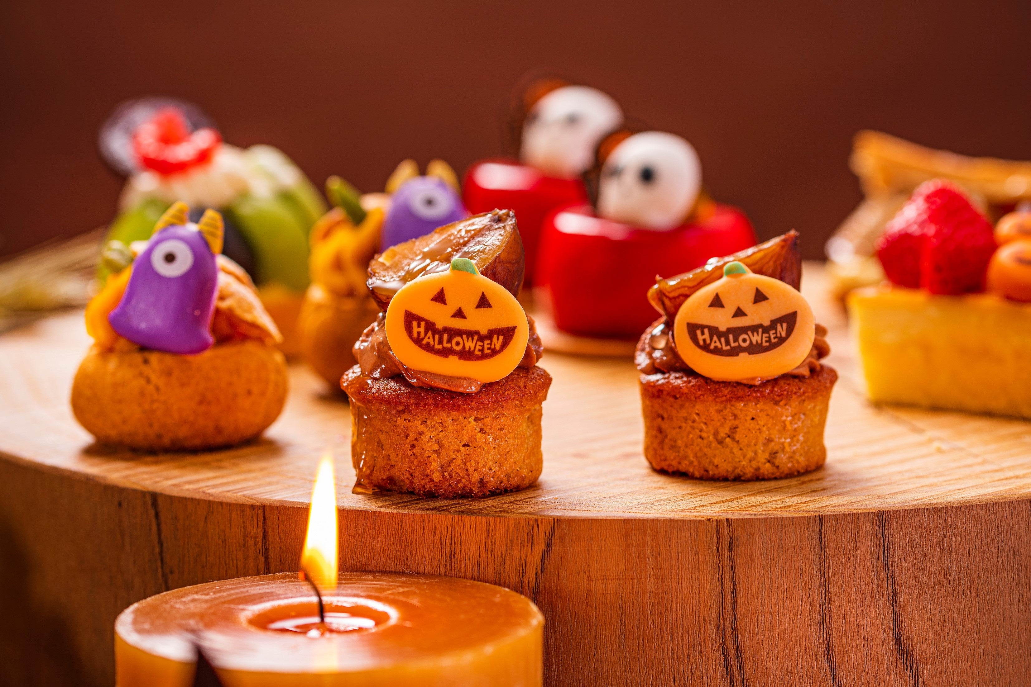 左）パンプキンシュークリーム、右）ケークマロン