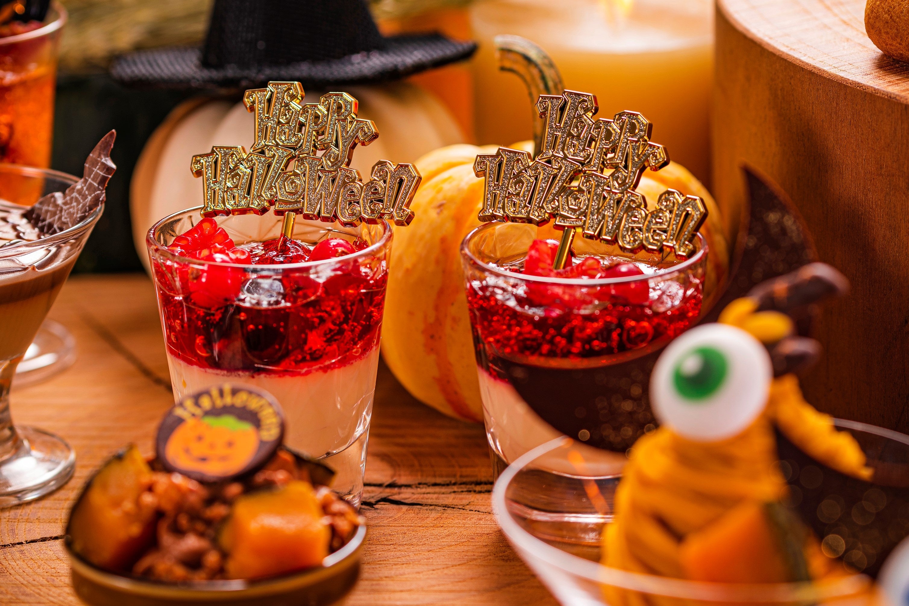 中）赤ワインジュレとバニラのババロア