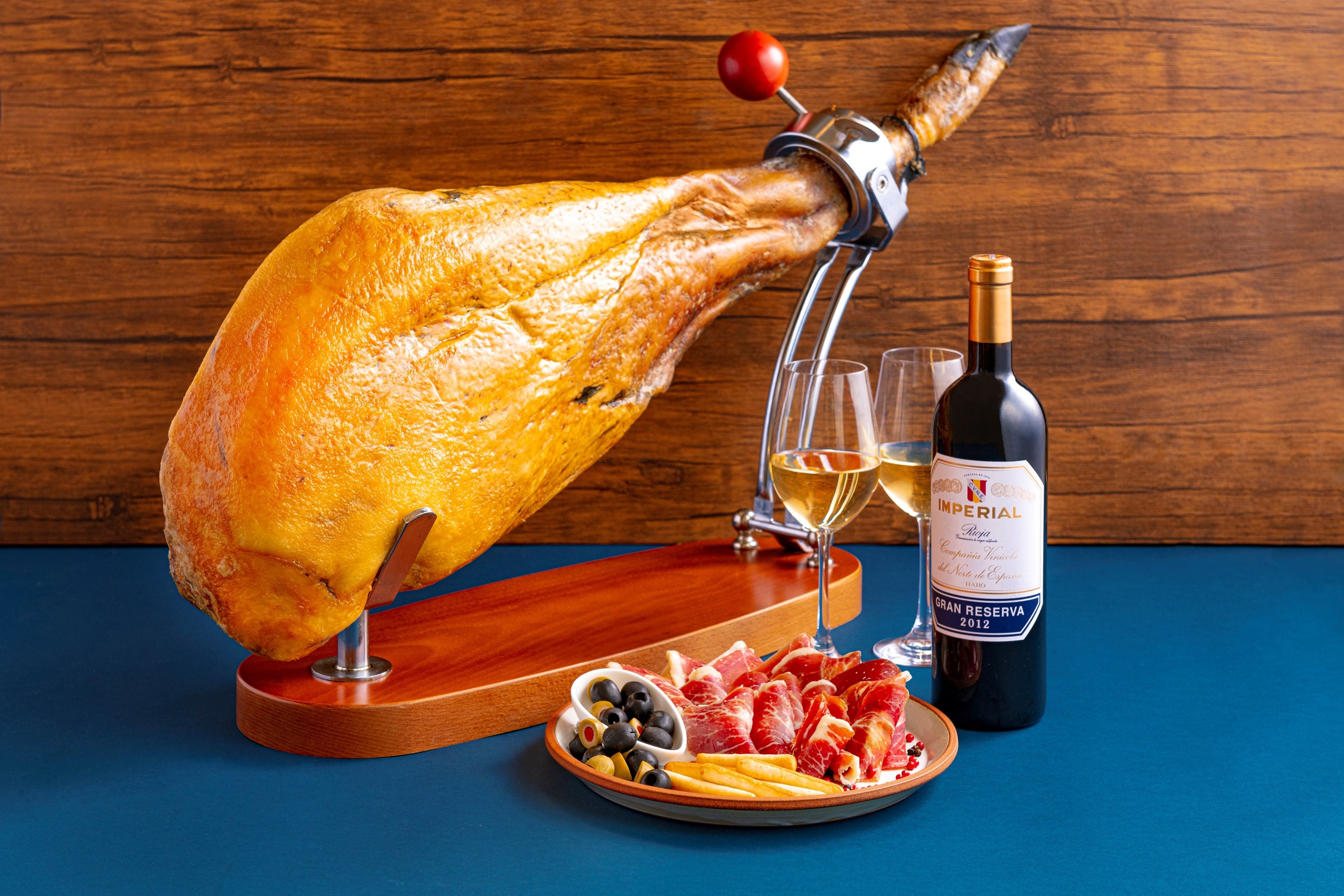 原木からカービング　ハモンセラーノ