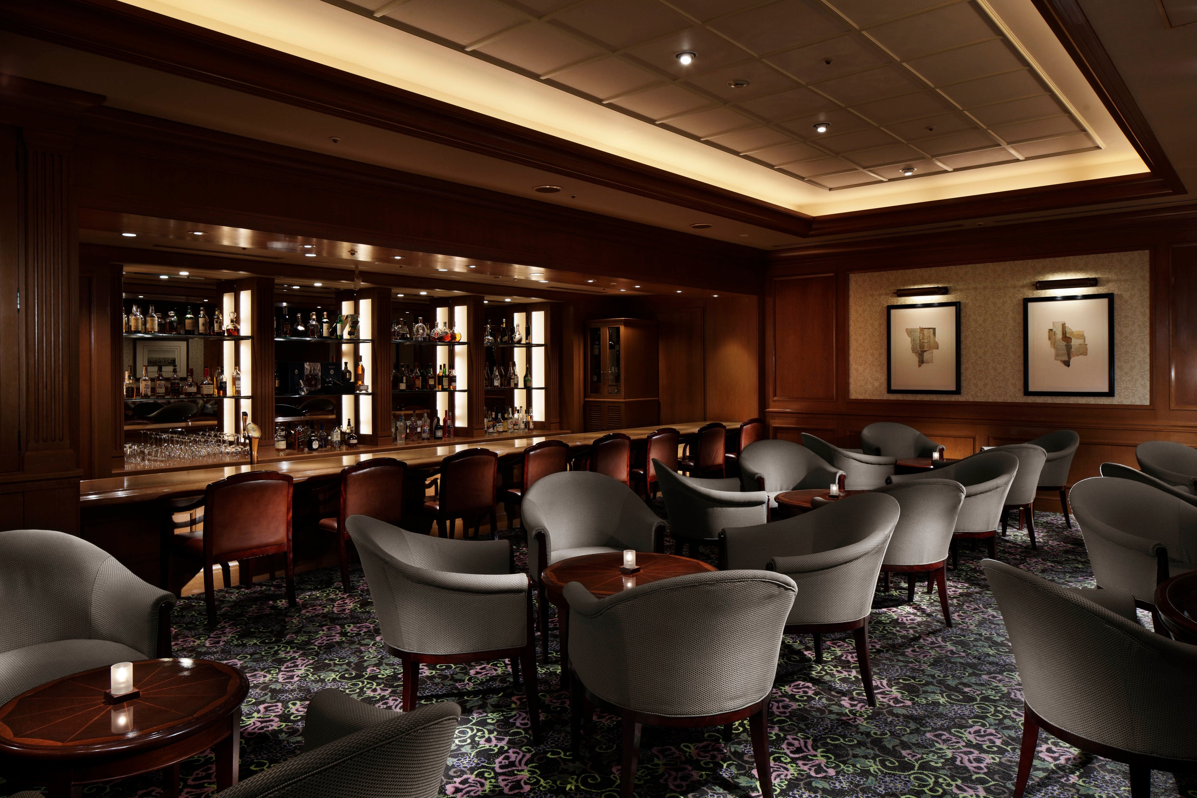 大人の隠れ家を思わせる店内 メインバー「ベイ・ウエスト」