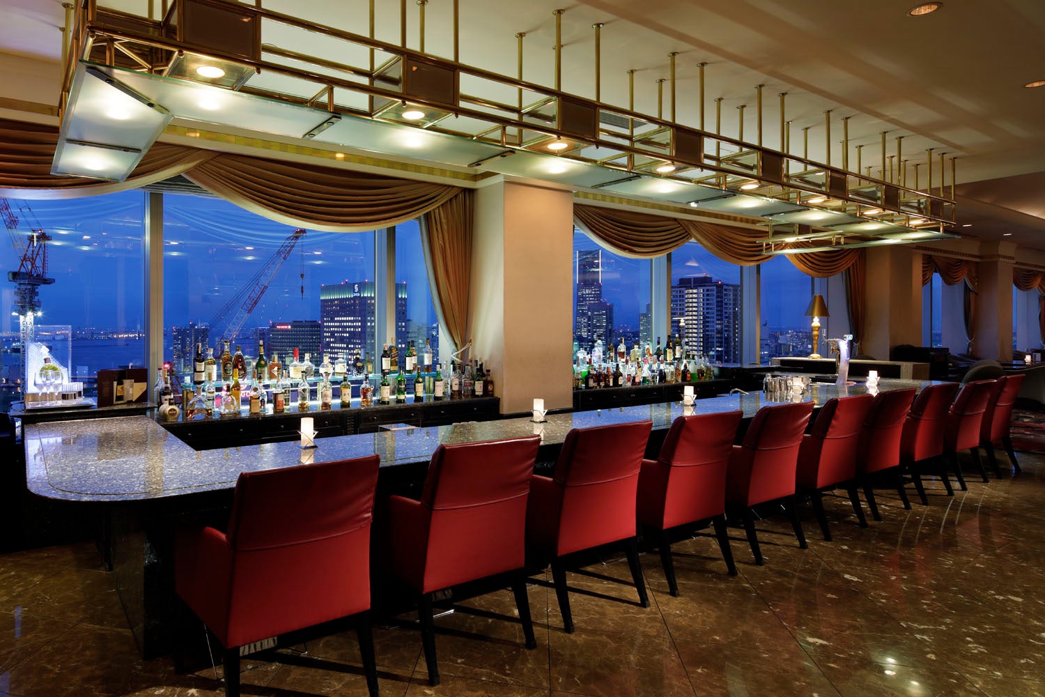 ホテル最上階からの夜景が楽しめる スカイラウンジ「ベイ・ビュー」