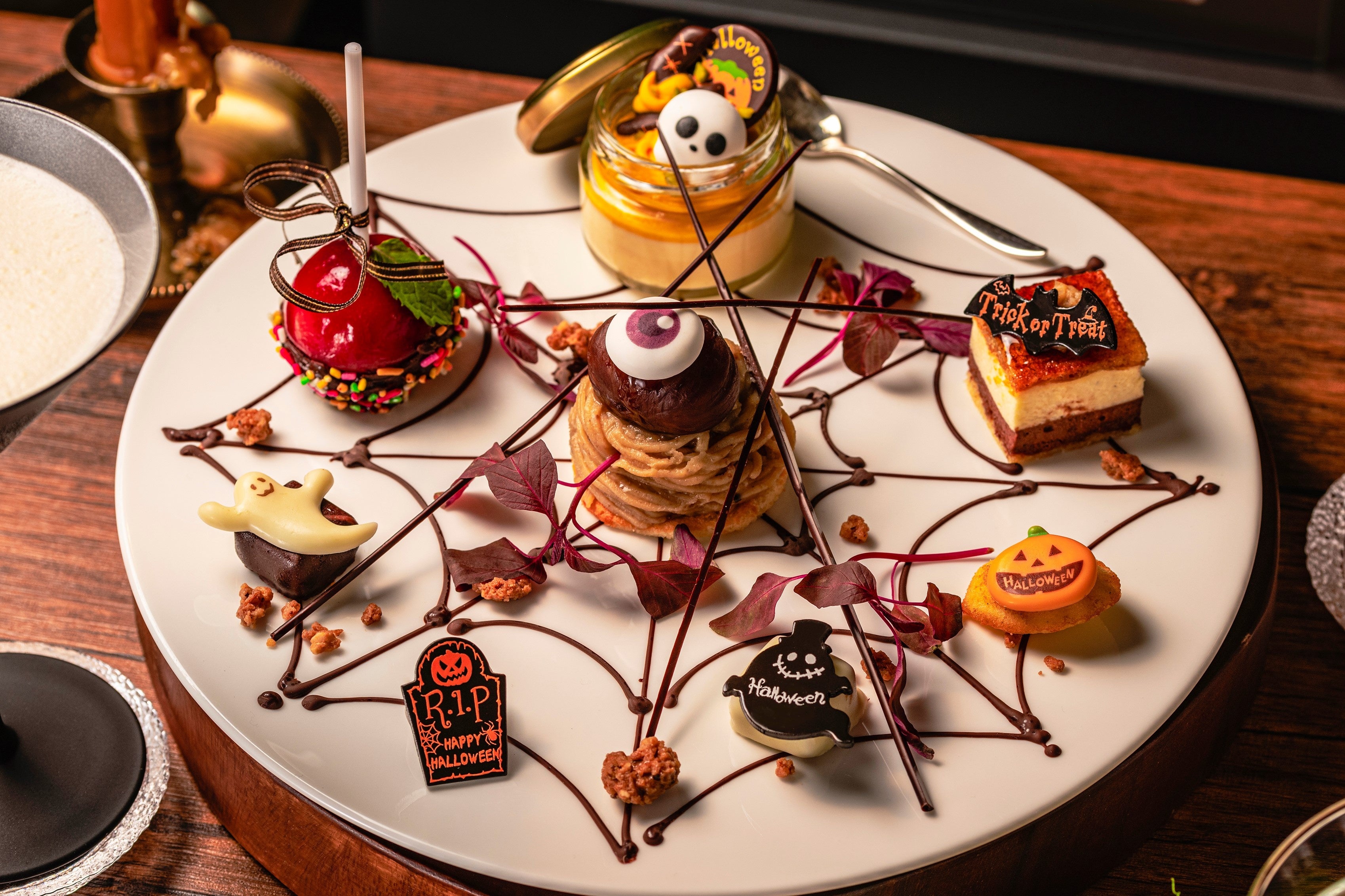 蜘蛛の巣に見立てたデザートプレート