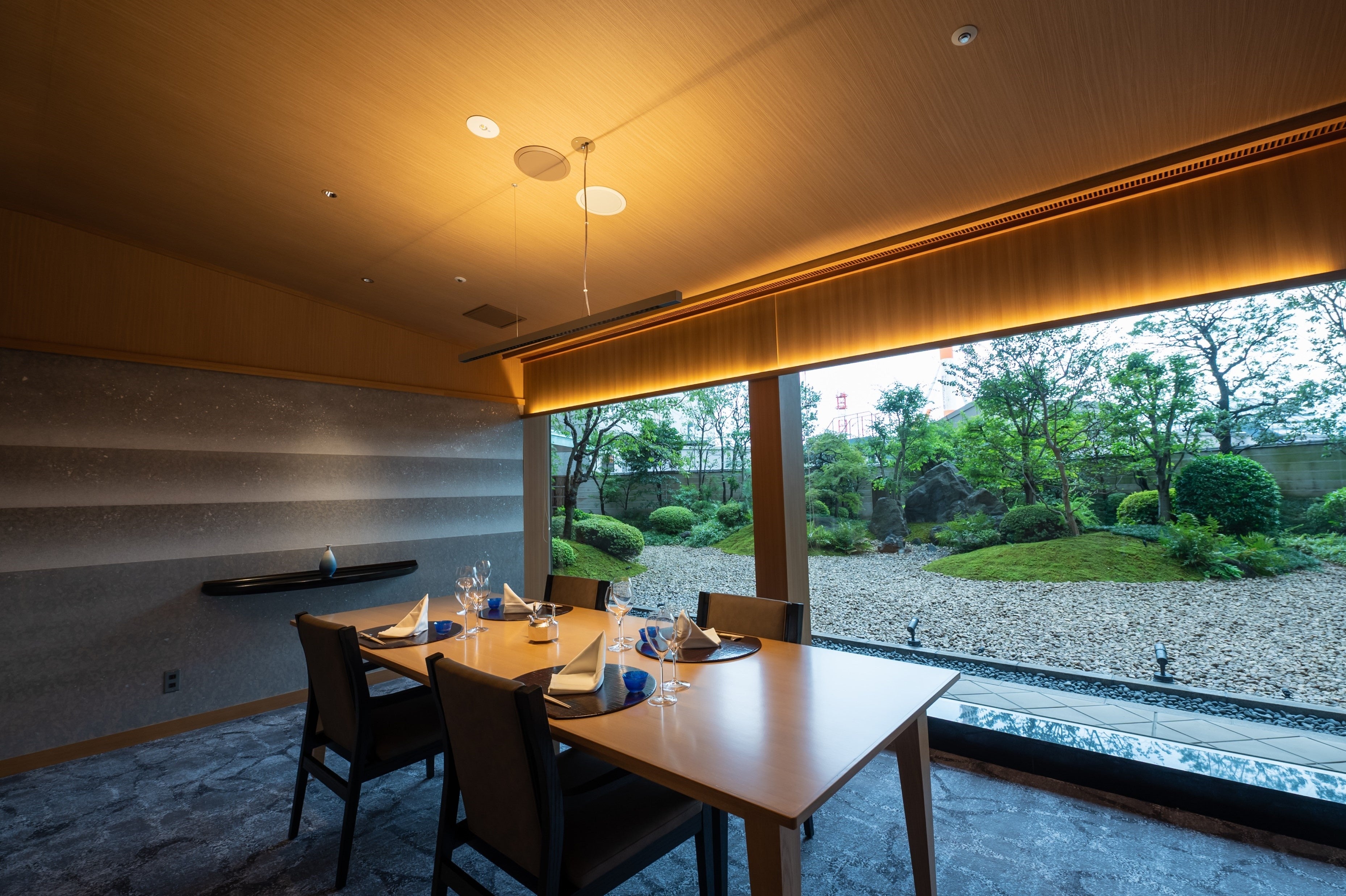 四季折々に表情を変える庭園を眺めながらご接待を