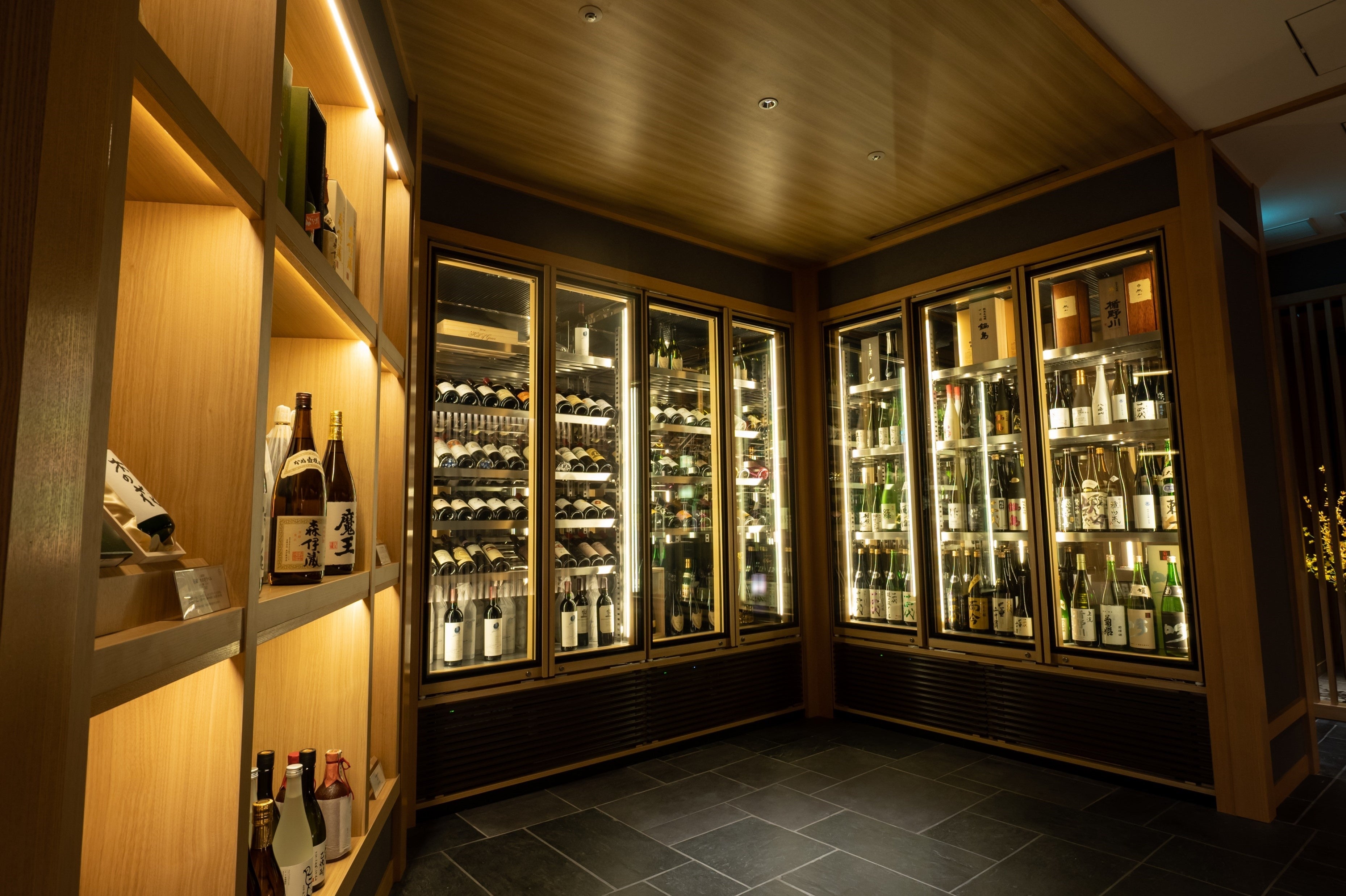 最高級の美酒を取り揃えた圧巻のセラーが皆さまをお出迎え