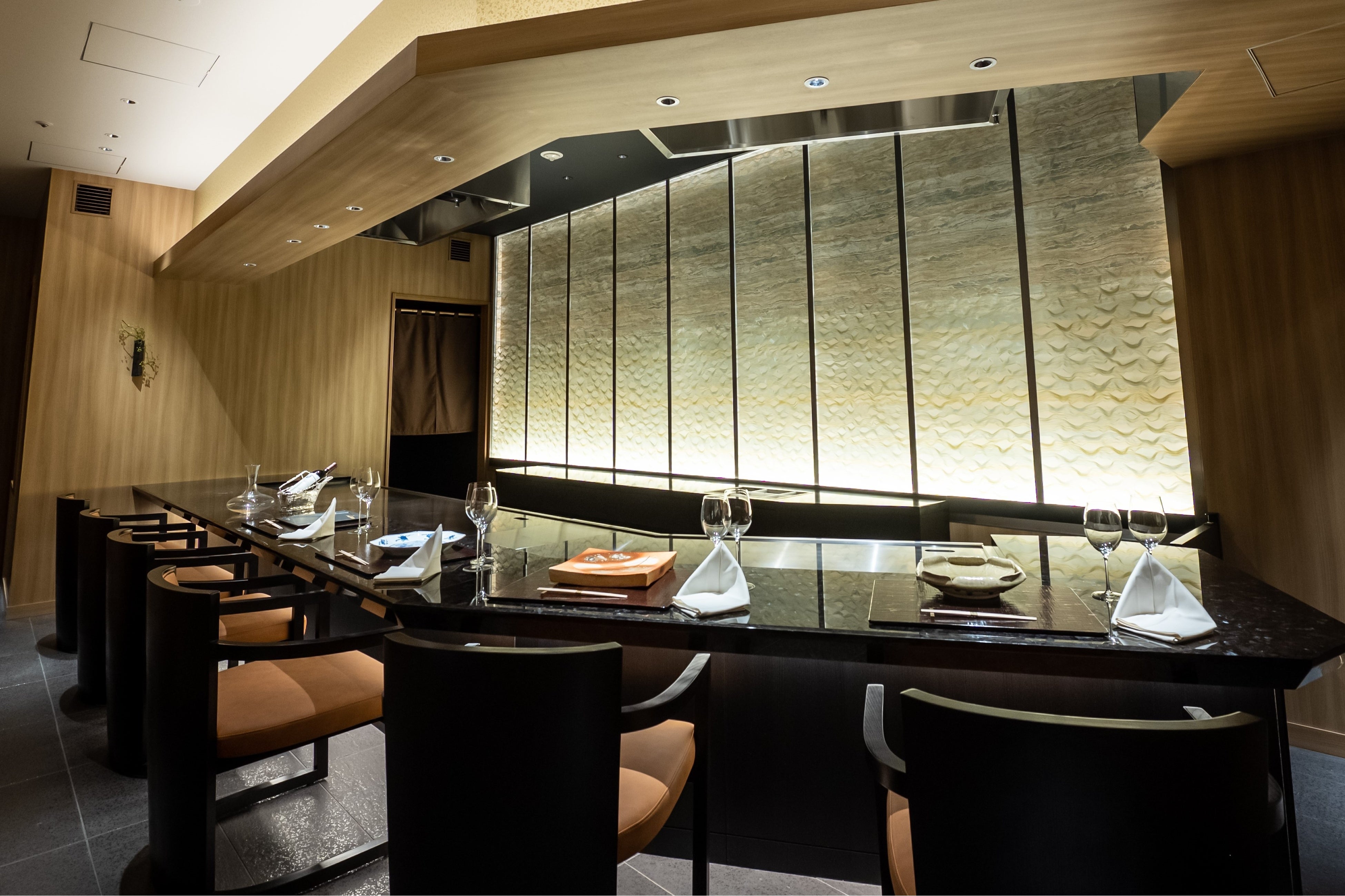 鉄板焼と会席の究極のコラボレーションを楽しめる 鉄板焼個室「山吹」