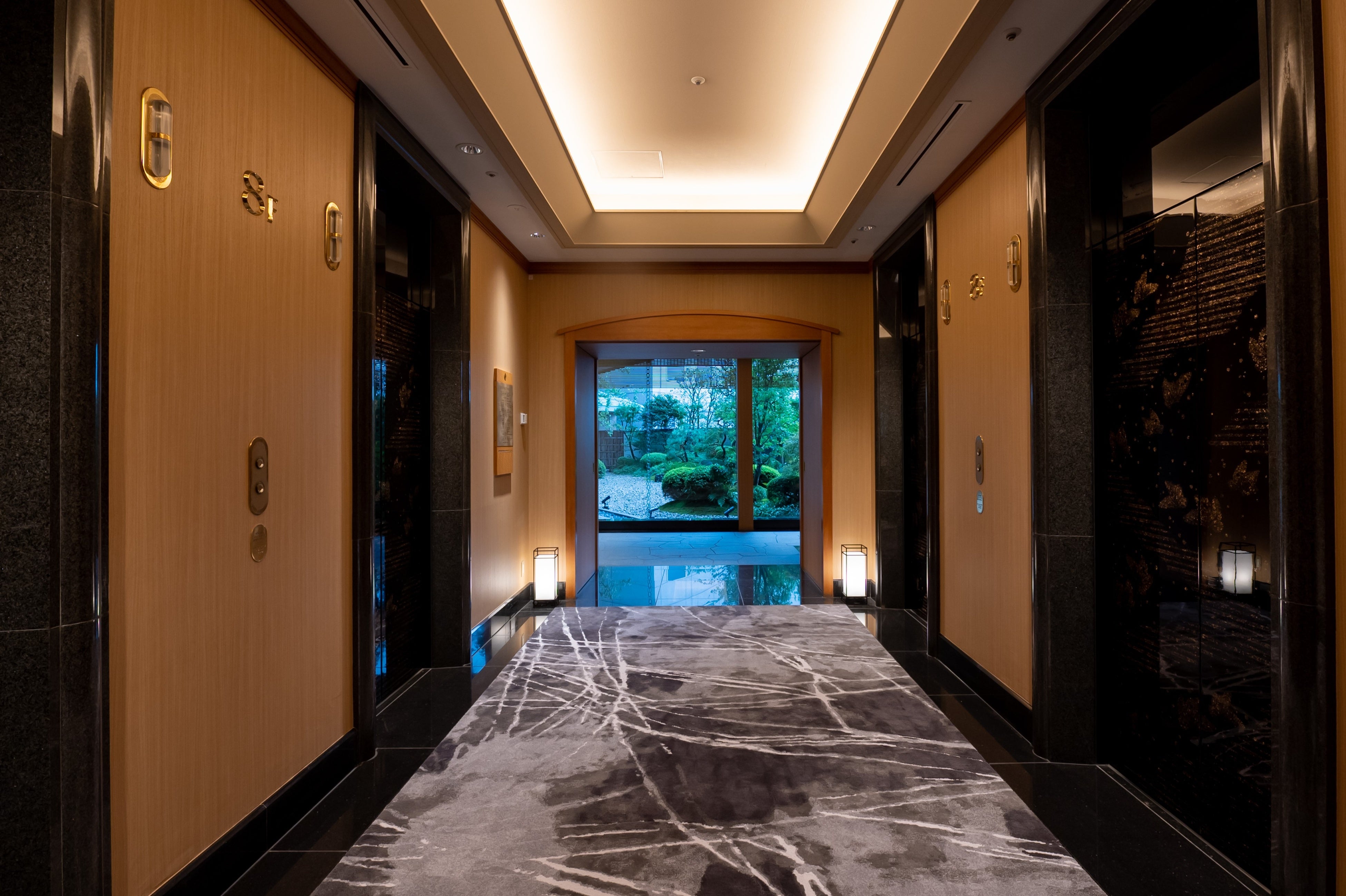 エレベーターホールの先に広がる日本庭園「天嶺（あまね)」