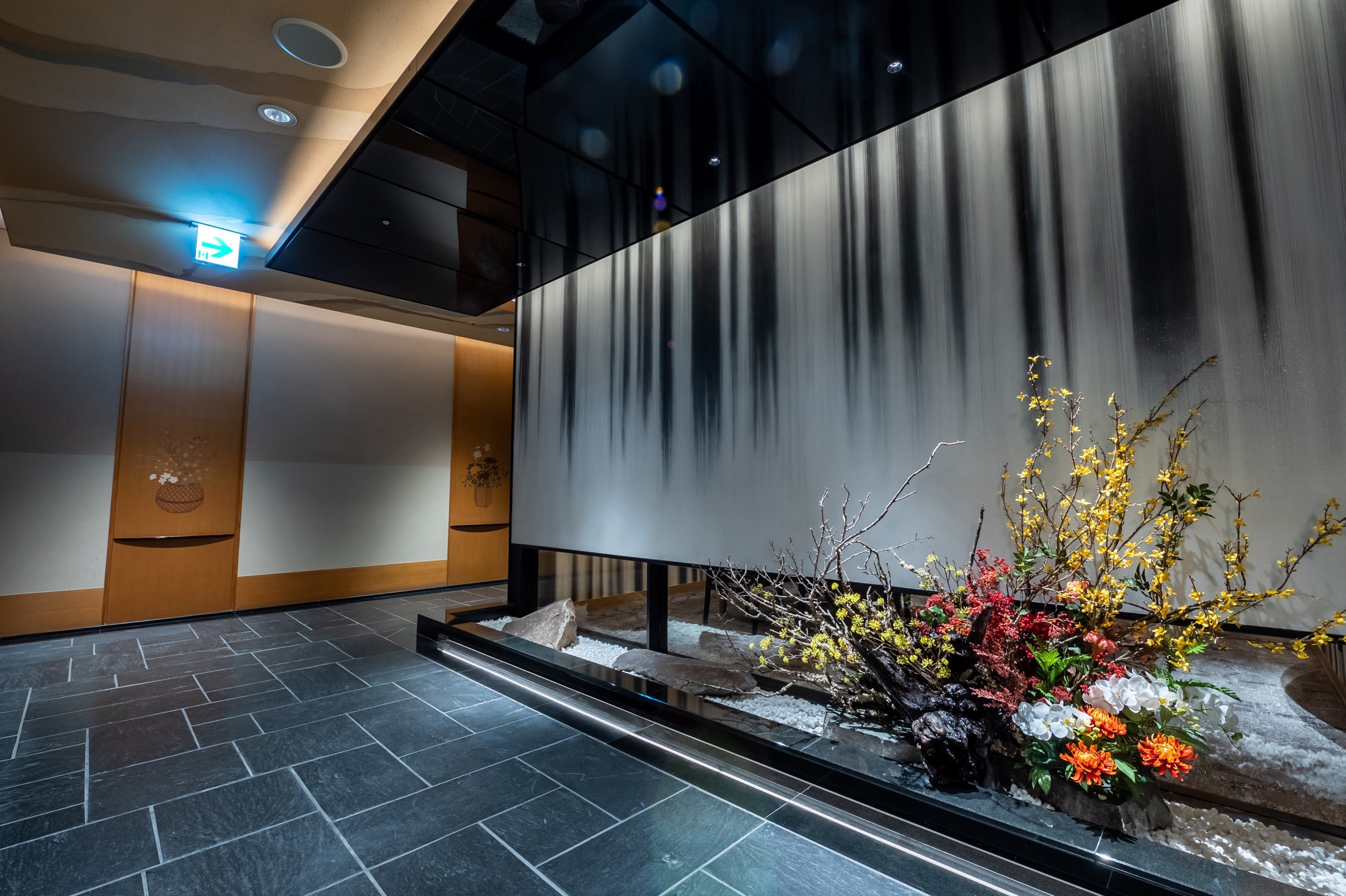 「庭屋一如」を体現する店内の美しい坪庭