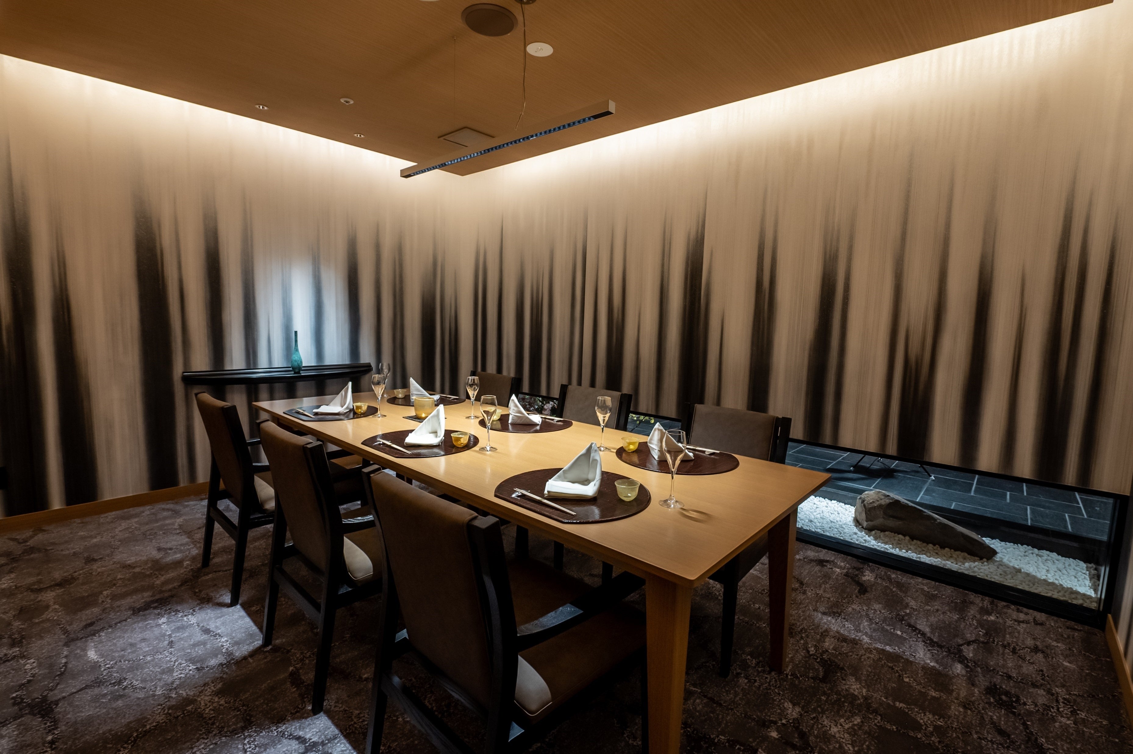 個性的なデザインのお部屋からは坪庭も楽しめる