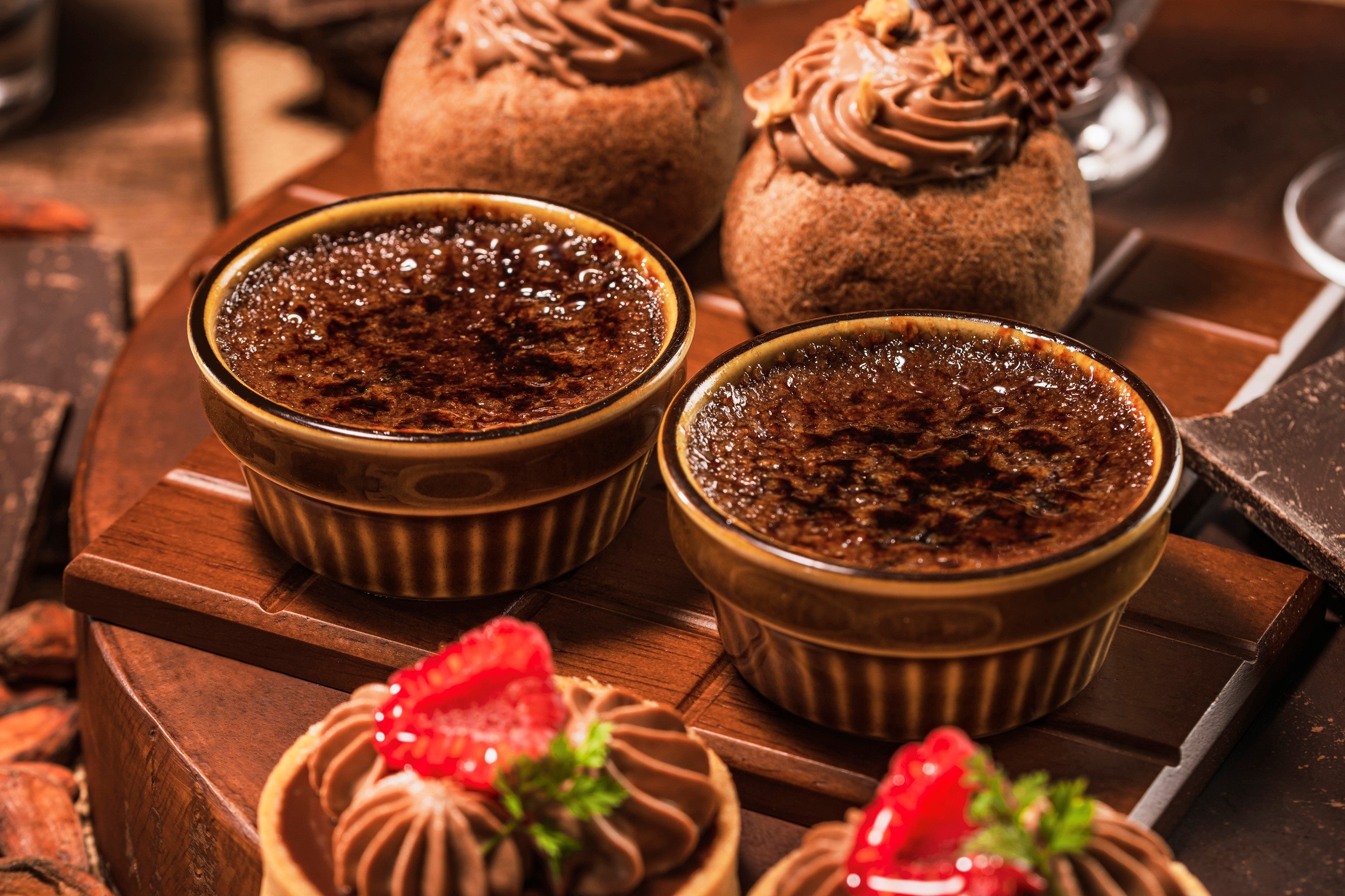 シューショコラキャラメル（上） ★チュアオのクレームブリュレ（中） タルトショコラ（下）