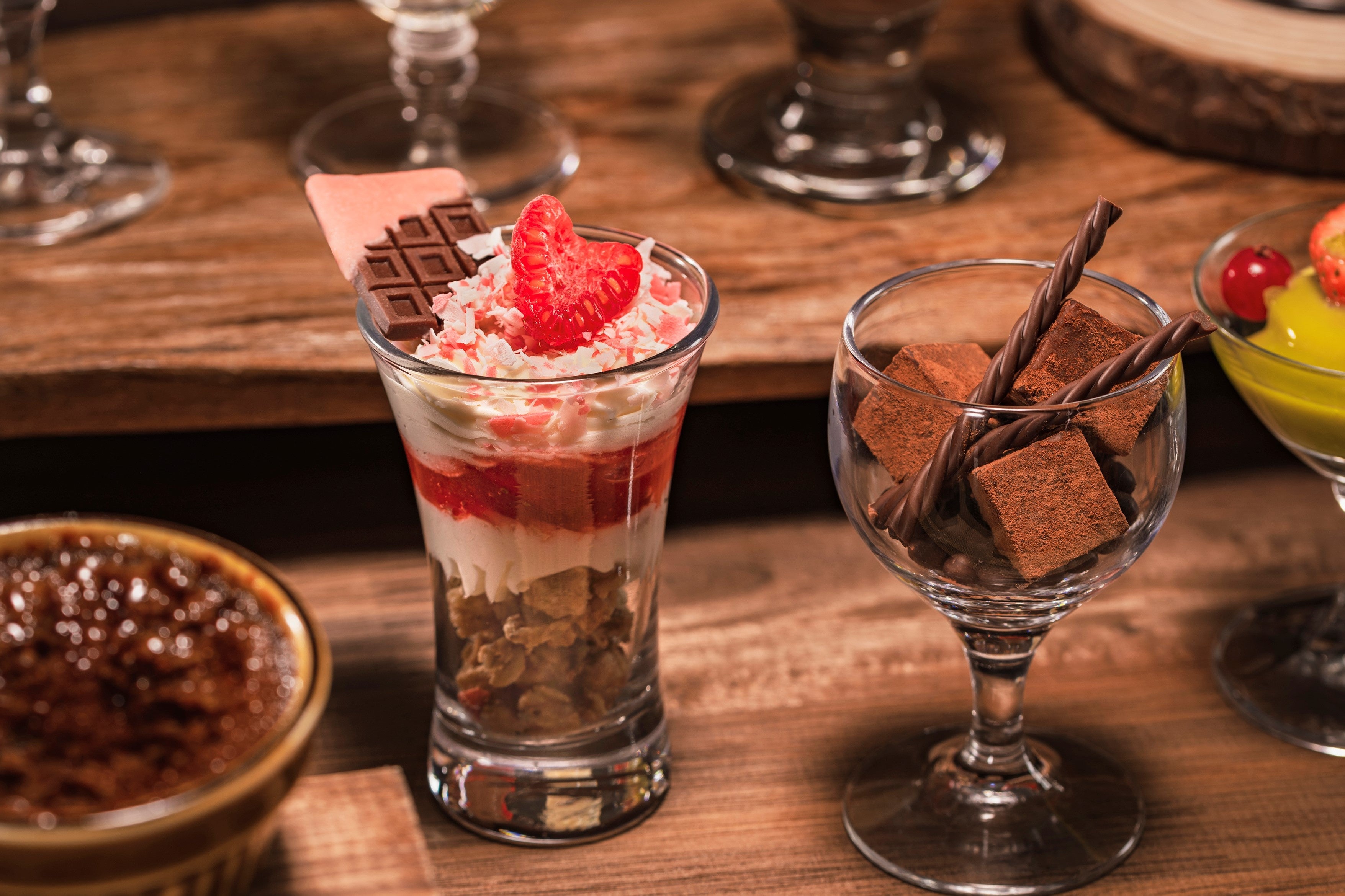 生チョコレート（右） 苺とホワイトチョコレートのヴェリーヌ（左）