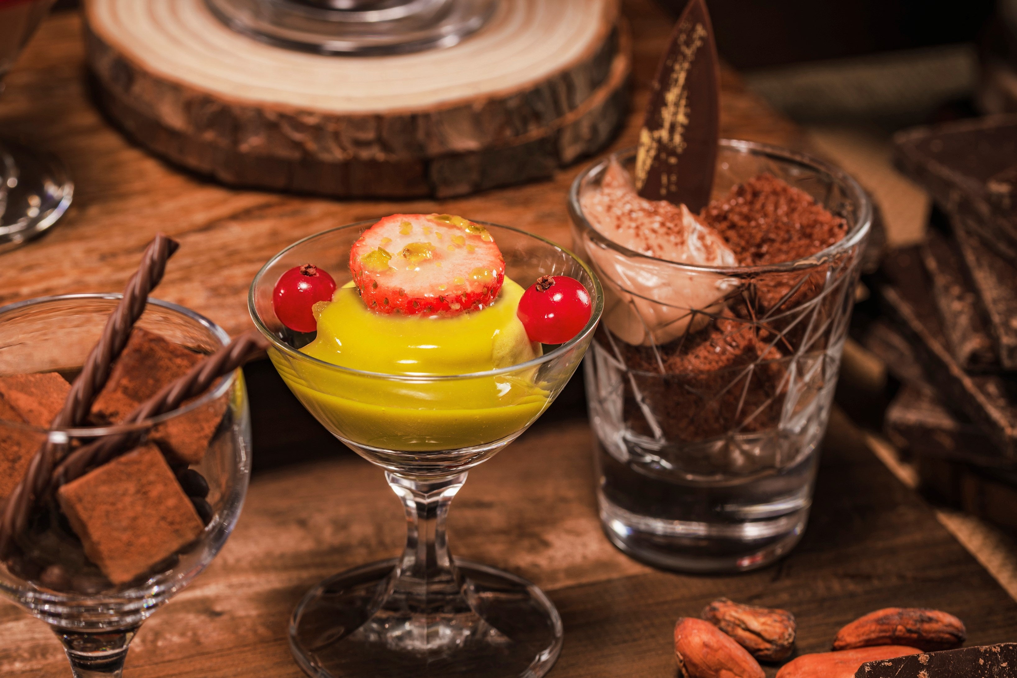 チョコレートシフォンケーキ（右） ピスタチオムース（左）