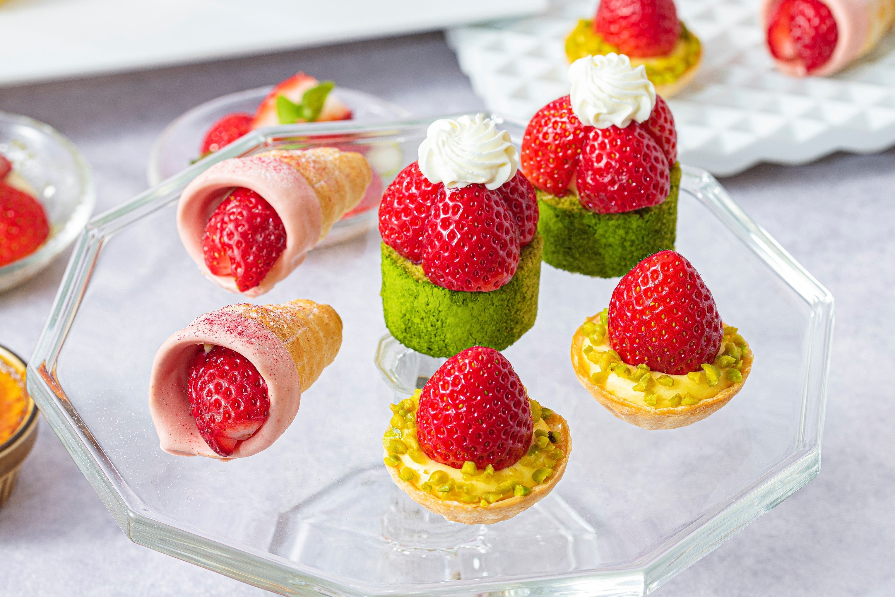 左）ストロベリーコロネ （中央）抹茶のロールケーキ （右）ストロベリーパイ