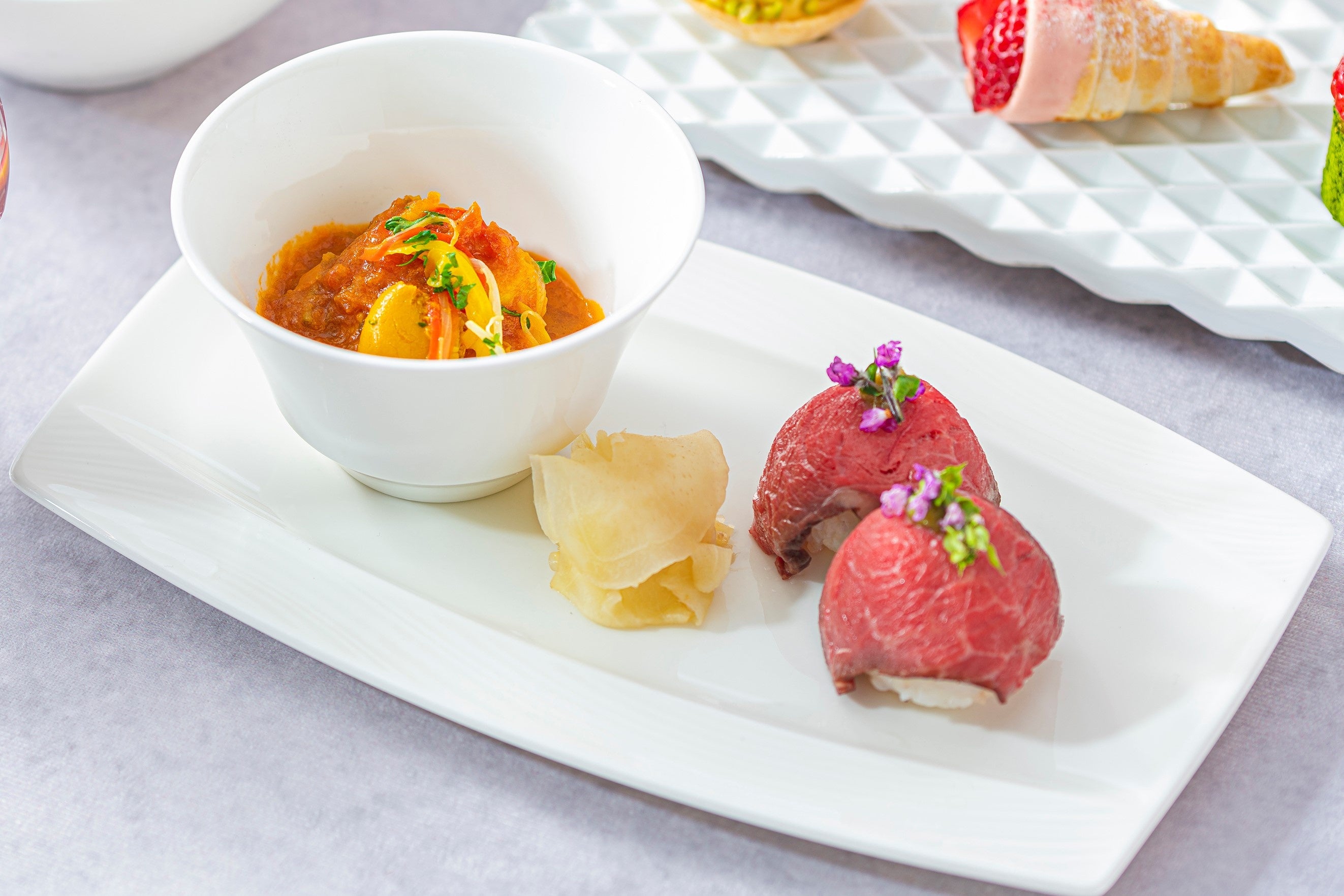 ローストビーフの洋風手毬寿司と魚介のパナシェマリニエール風