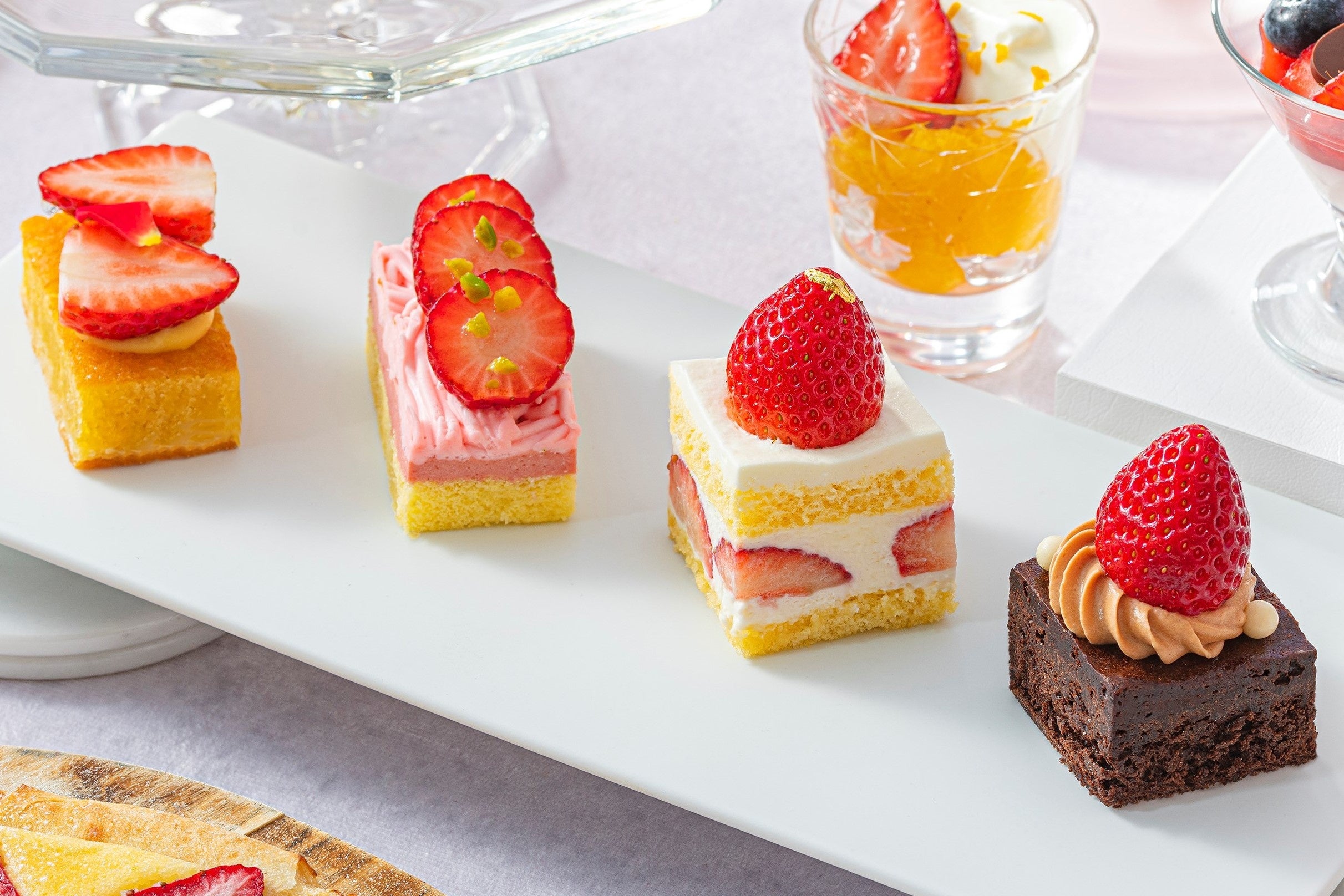 （左から） ストロベリータルト・ガトーストロベリー・ストロベリーショートケーキ・ガトーショコラ