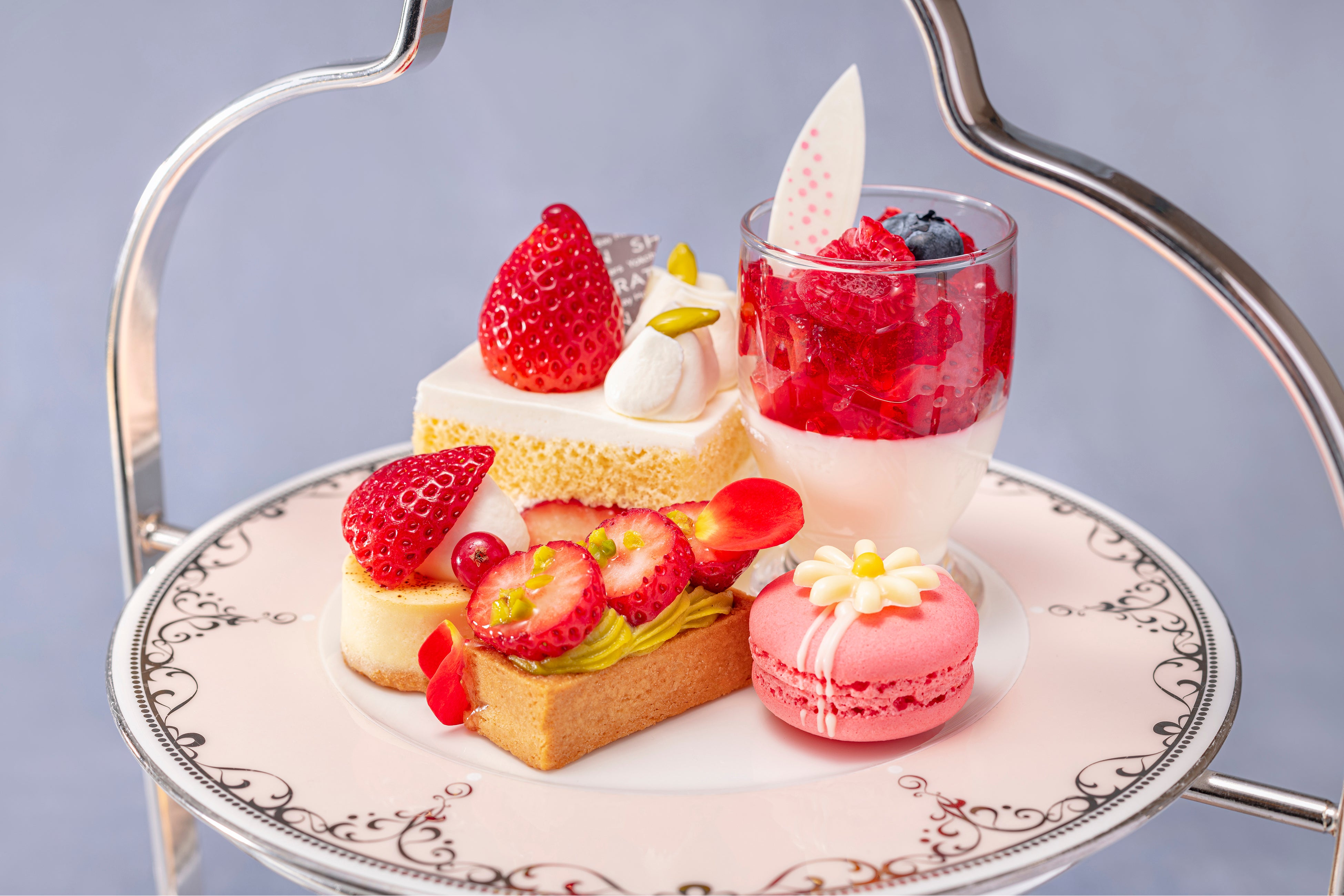 彩りも華やかな苺のスイーツ