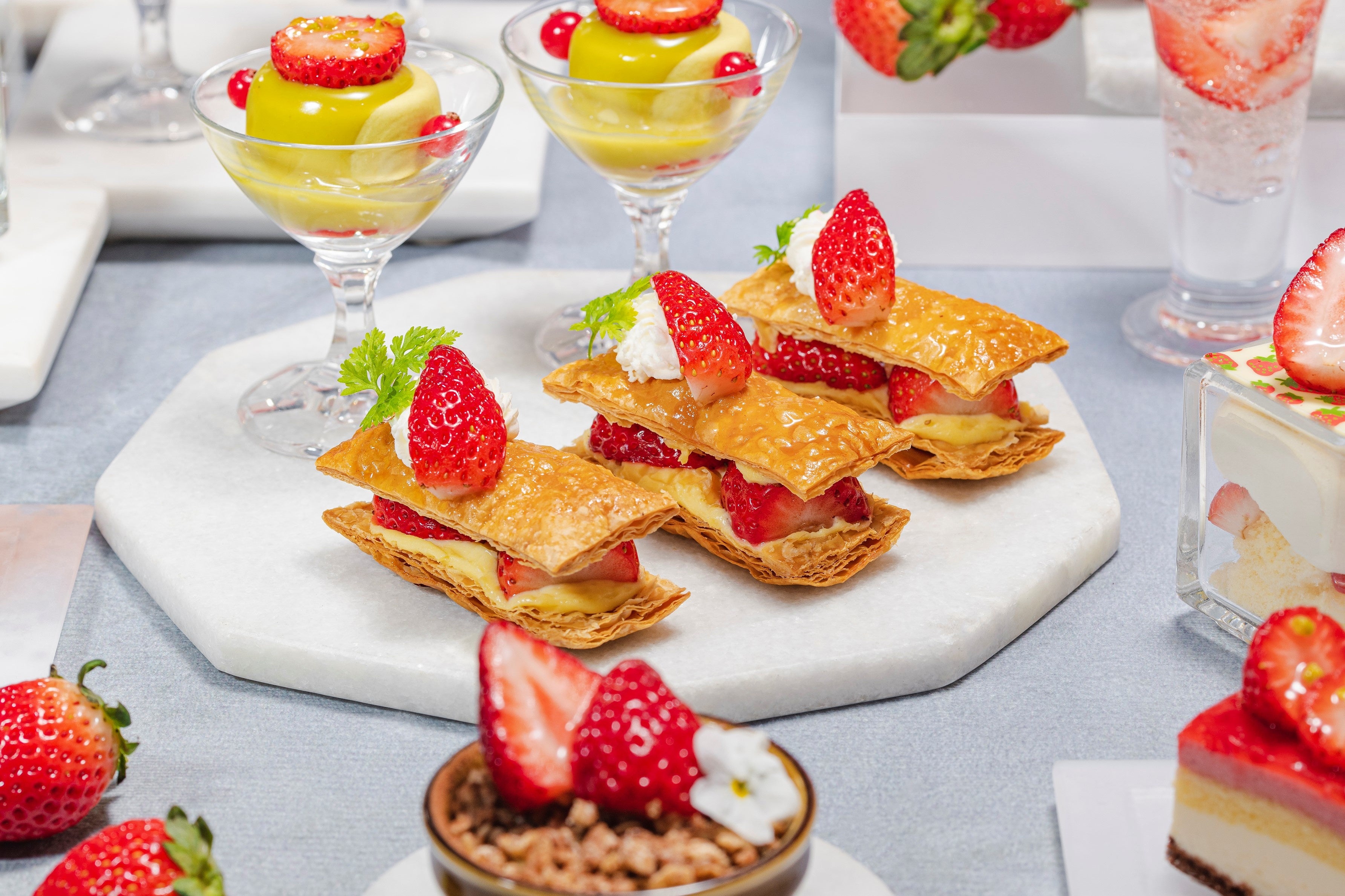 （左上）ムースピスタチオ （右下）ストロベリーパイ