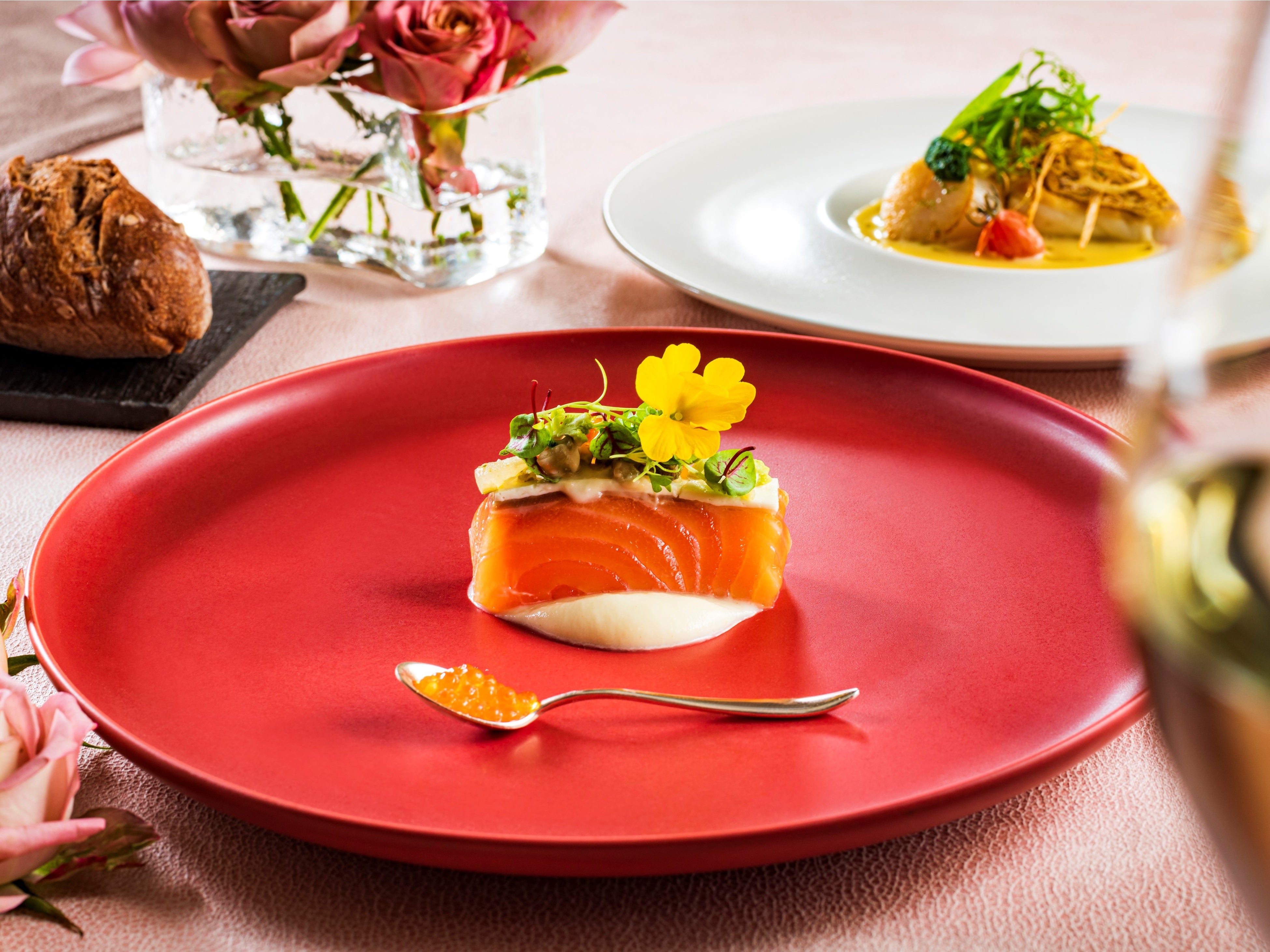 サーモンマリネのショーフロワ仕立て　瞬間スモーク