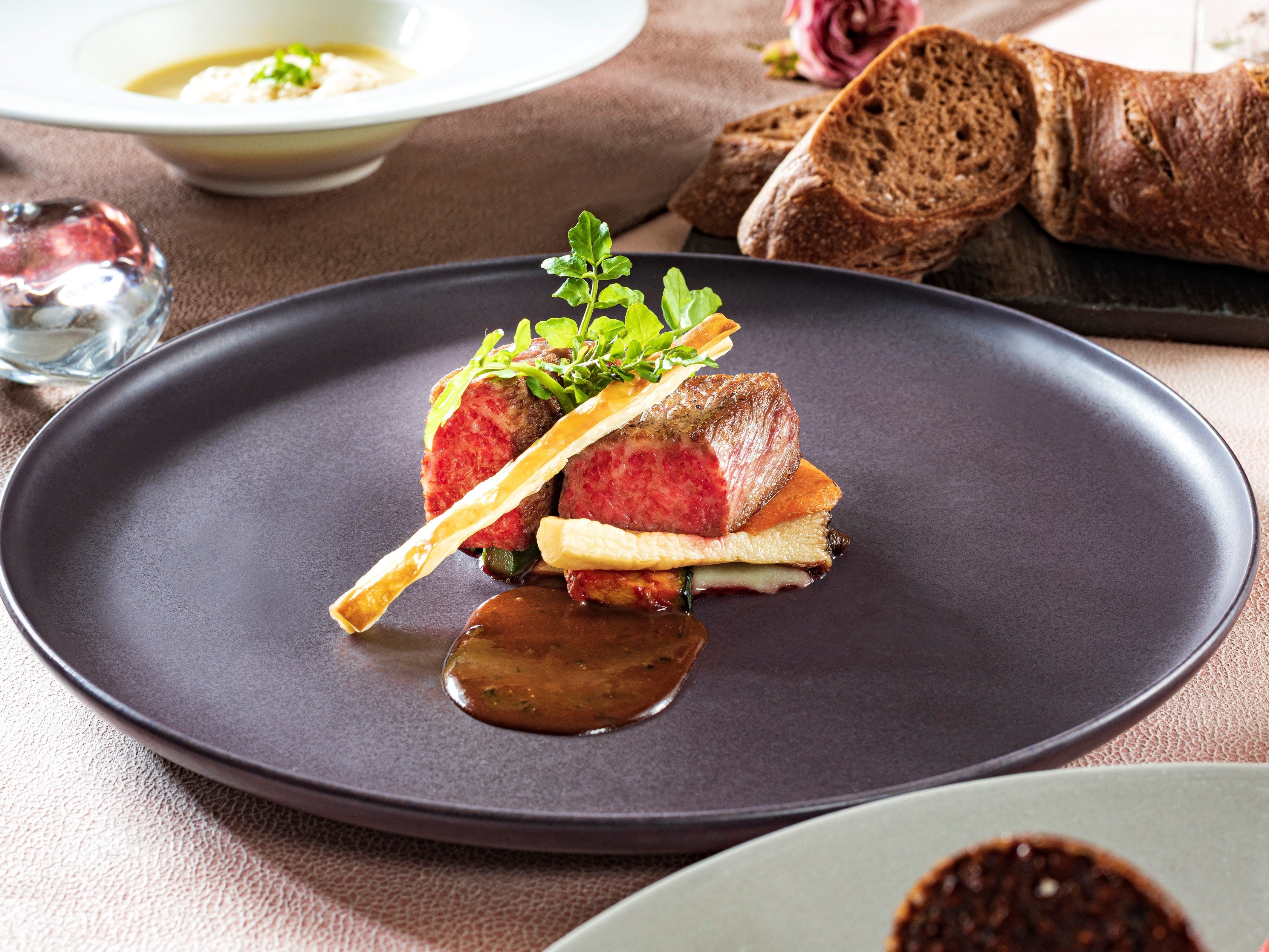 国産牛サーロインのポワレ “チュアオ”チョコレート風味のトリュフソース