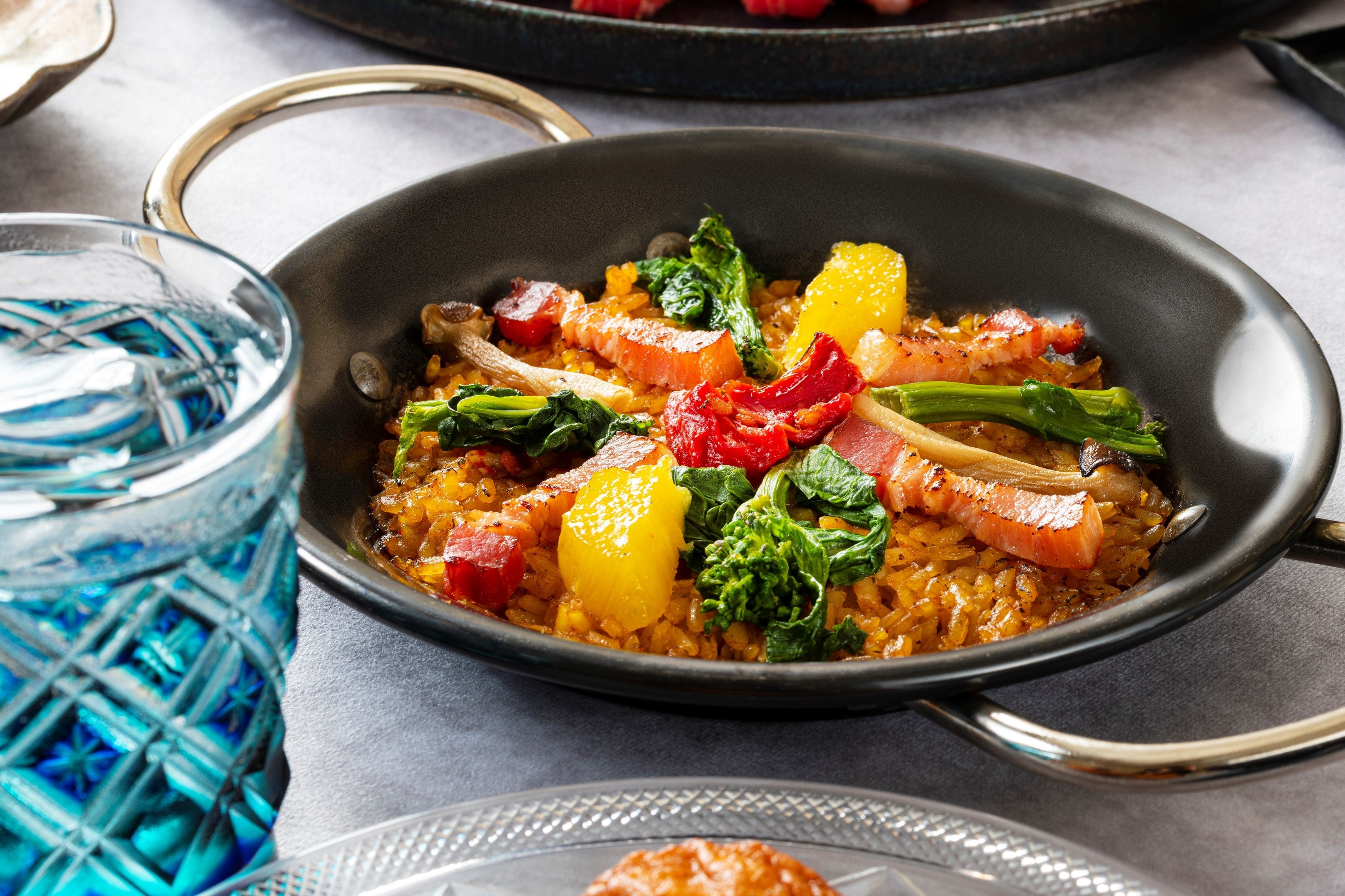 茶美豚ベーコンと野菜の“丸十パエリア”