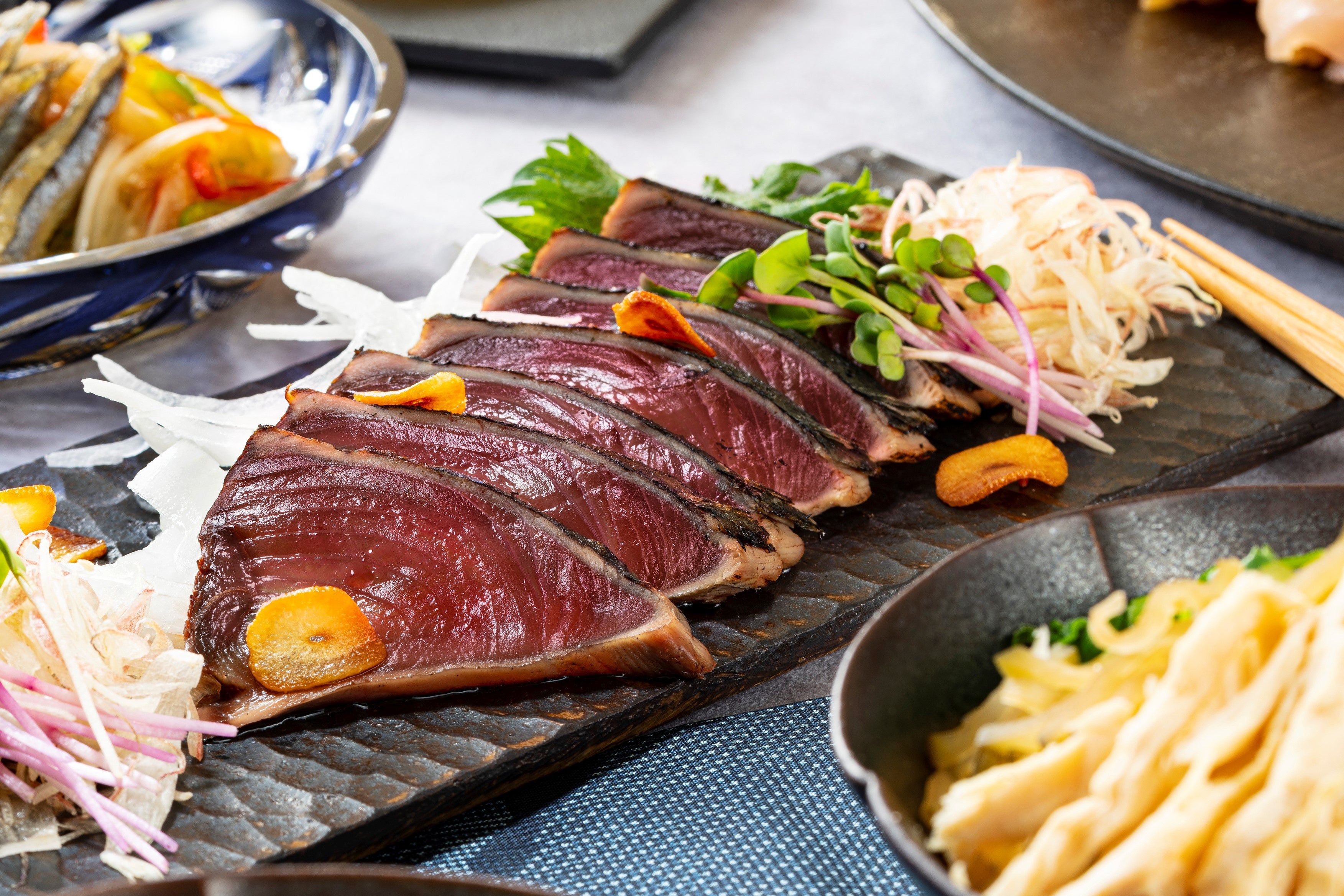 鰹のたたきと新玉葱のサラダ仕立て