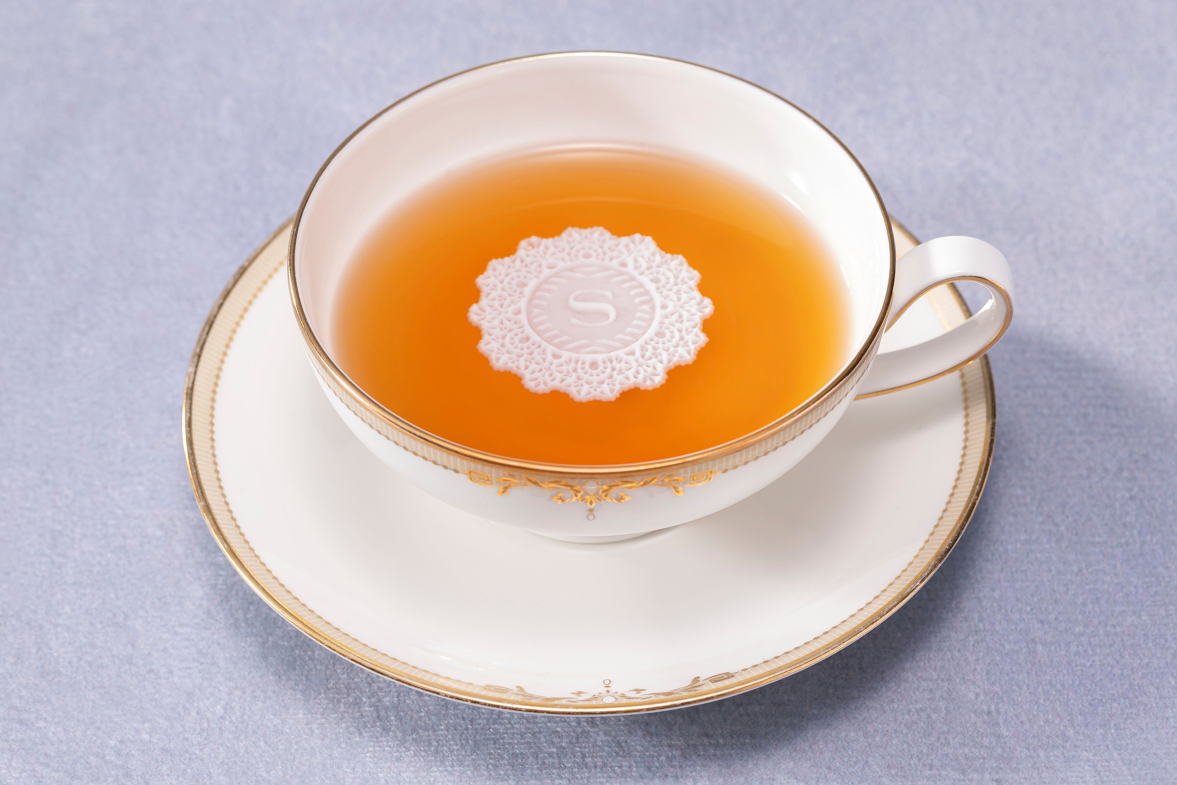 紅茶には元宝塚歌劇団 みずき 愛氏が プロデュースした “シュガーレース®”付き