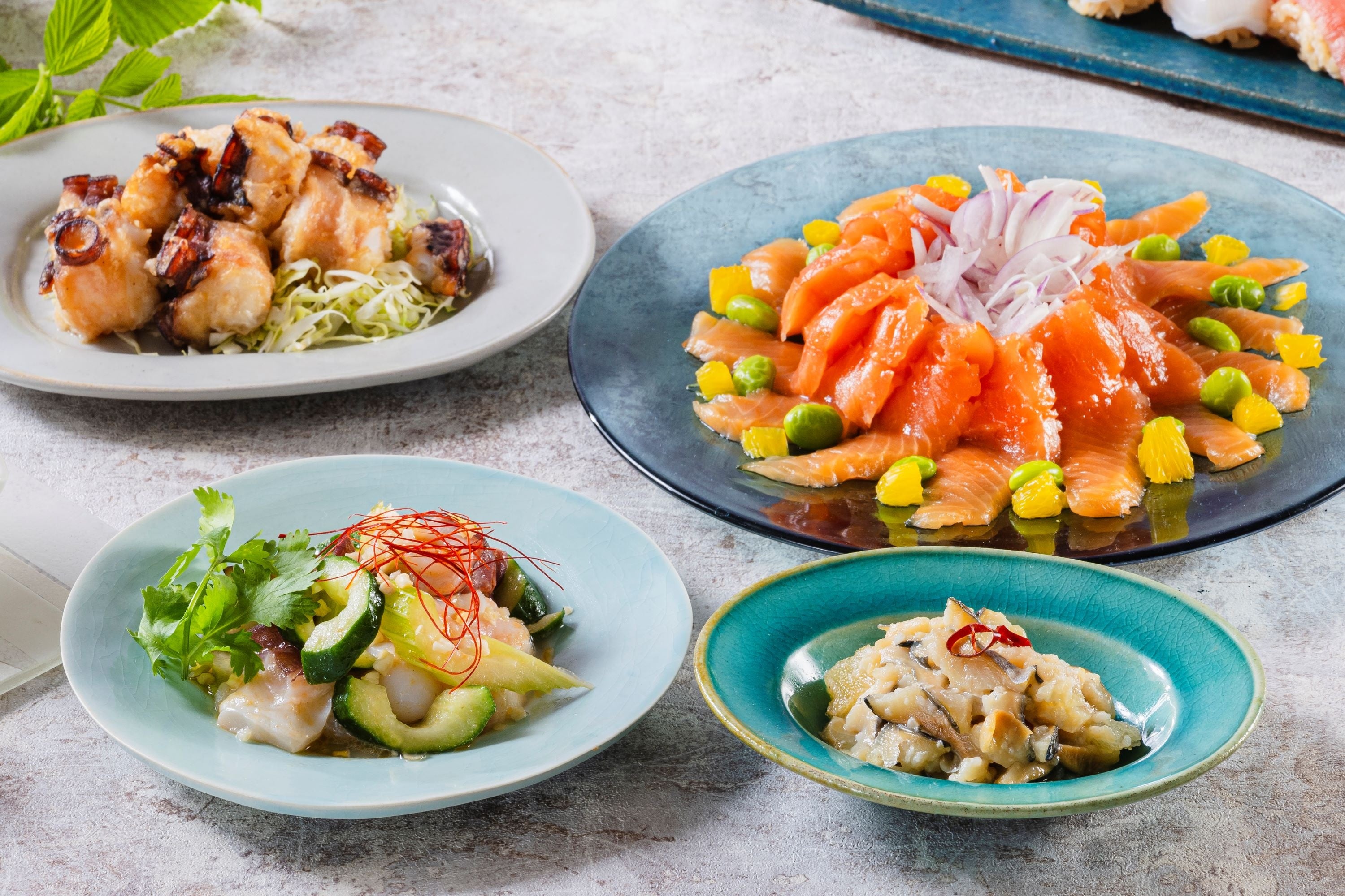 増毛名物たこザンギ（左上） 増毛産サクラマスのマリネ（右上） 留萌産水ダコのエスニックサラダ（左下） ニシンの切込み（右下）