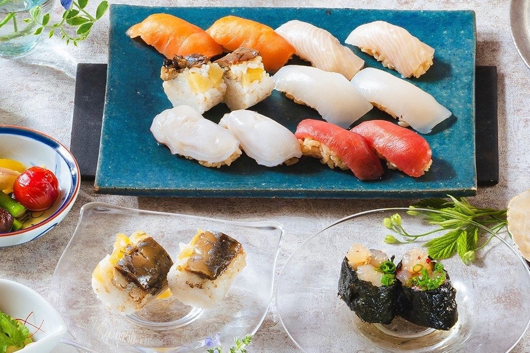 寿司 赤酢を使用したこだわりのしゃり（上） 留萌産数の子入りニシンの棒寿司（左下） 南蛮海老の軍艦（右下）