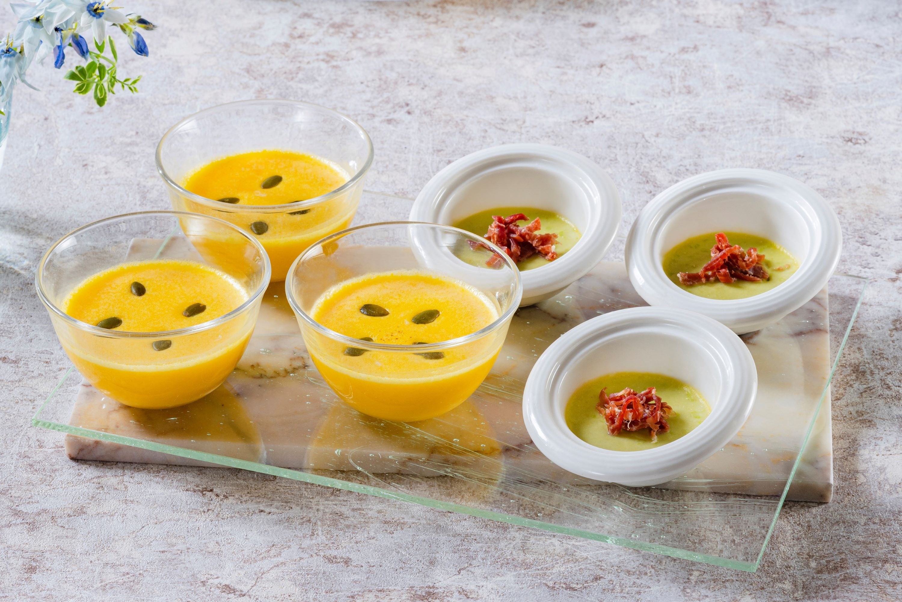 苫前町のかぼちゃを使った冷製ポタージュ（左） 北海道産アスパラのフラン（右）