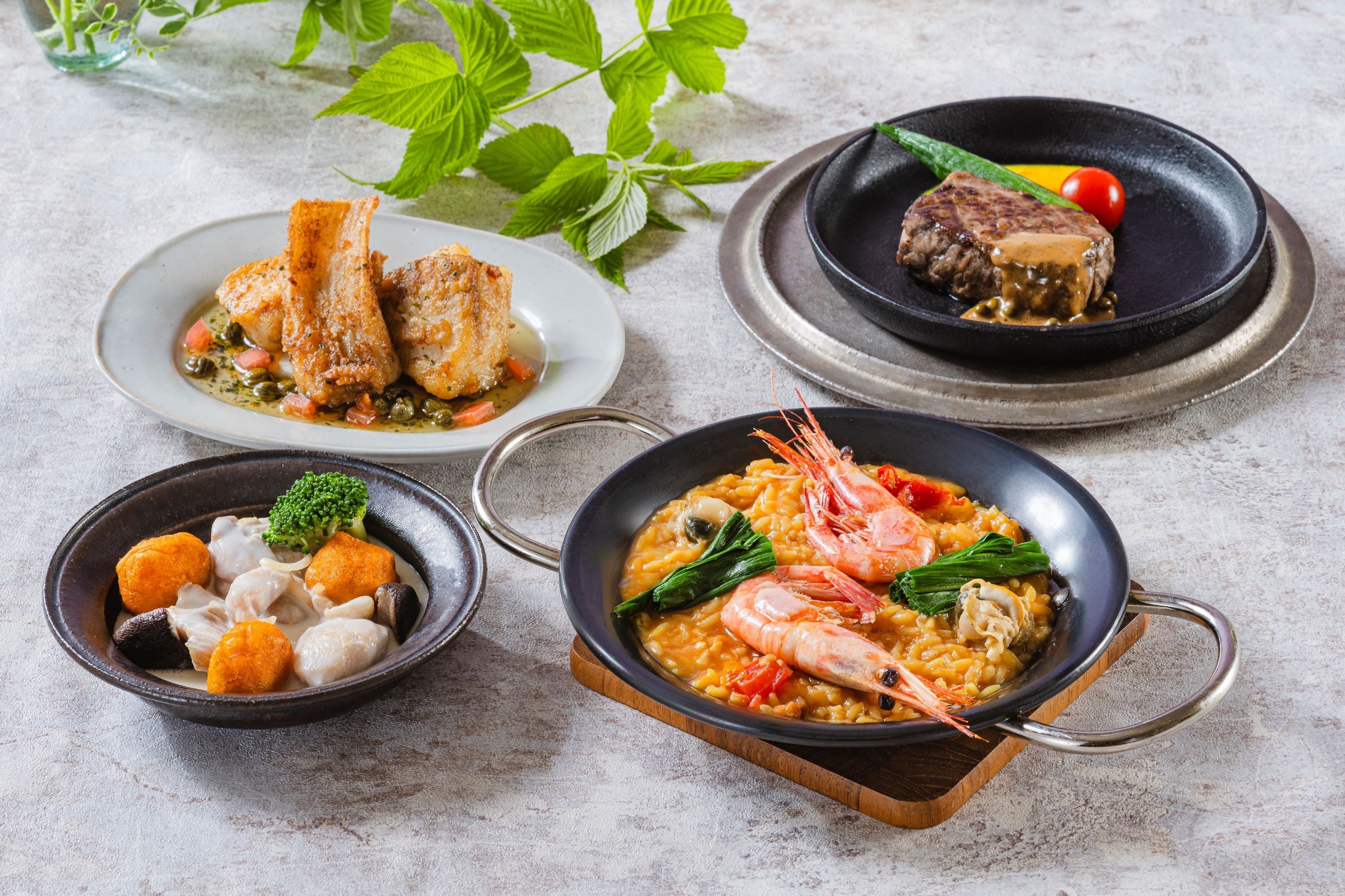 カスベのムニエル（左上） 白老産和牛“ピリカルージュ”の石焼ステーキ（右上） 苫前町のかぼちゃ団子とチキンのクリーム煮（左下） 羽幌産甘海老とアイヌネギのパエリア（右下）