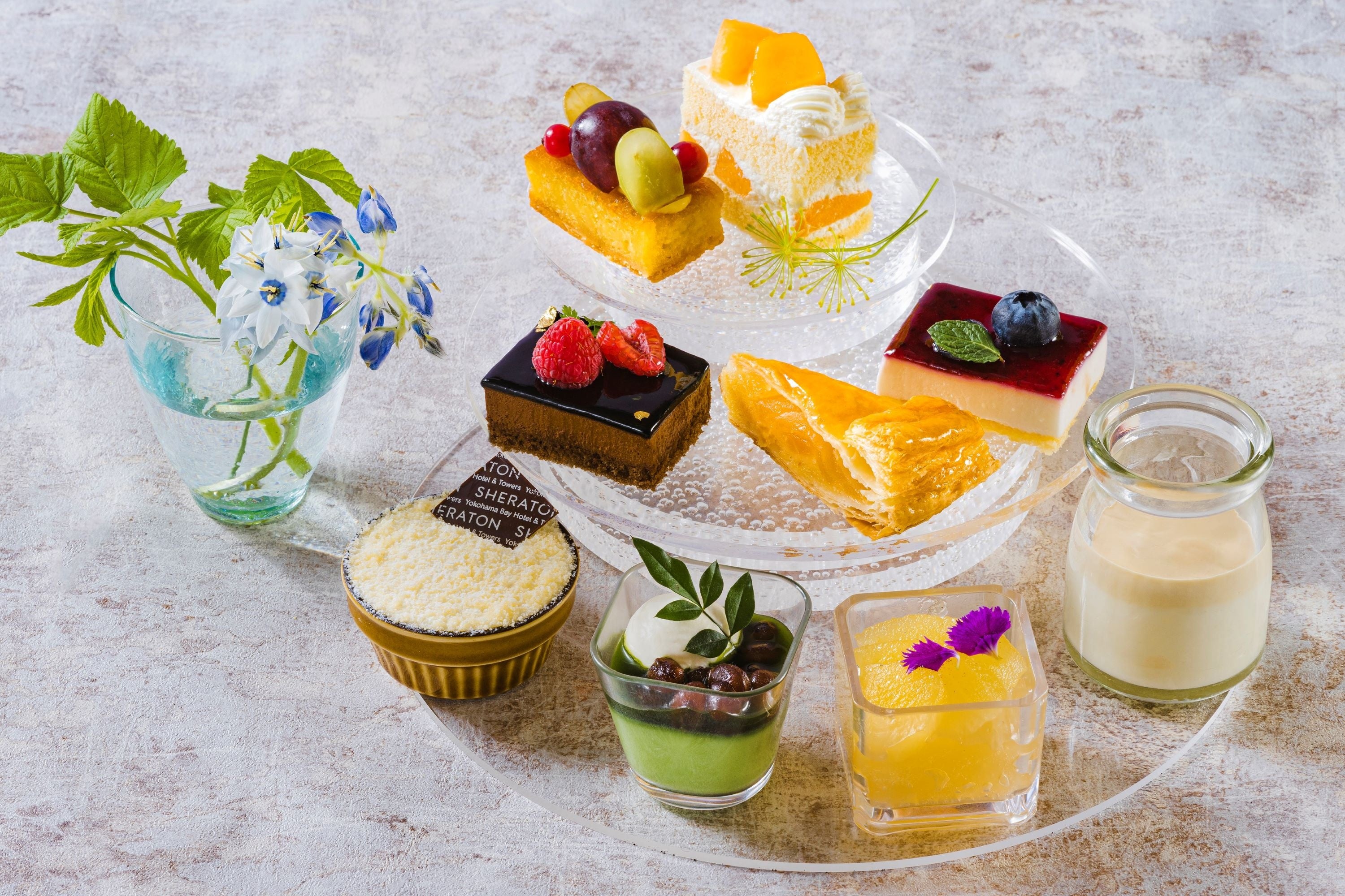 赤肉メロンショートケーキ（上段右） 七飯町のリンゴを使ったアップルパイ（中段中） 増毛産りんごジュースのゼリー（下段中）