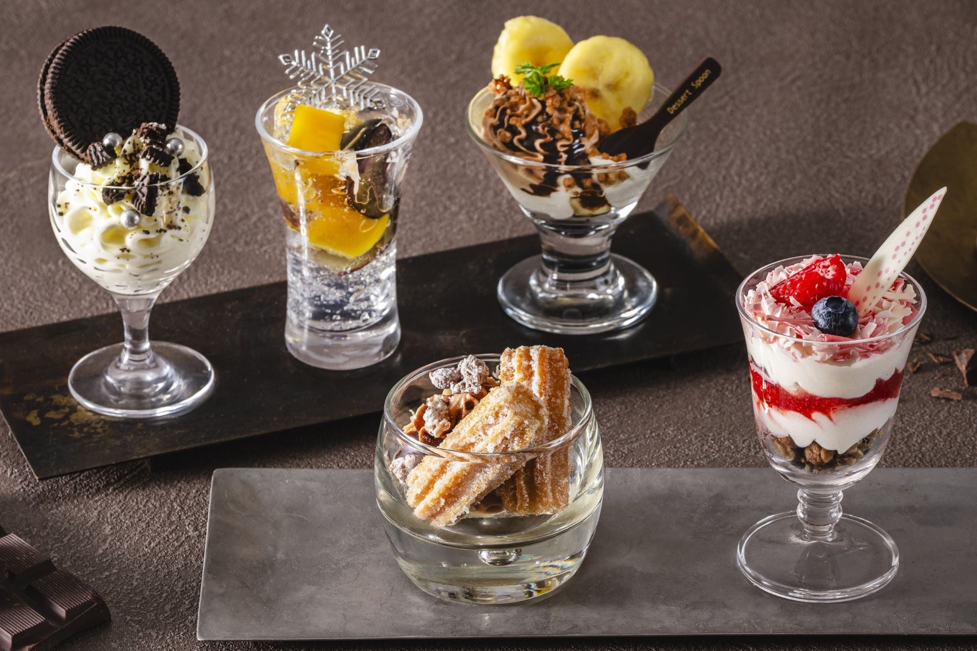 チュロス（左前） ヴェリーヌホワイトショコラ（右前） 各種グラスデザート（上）