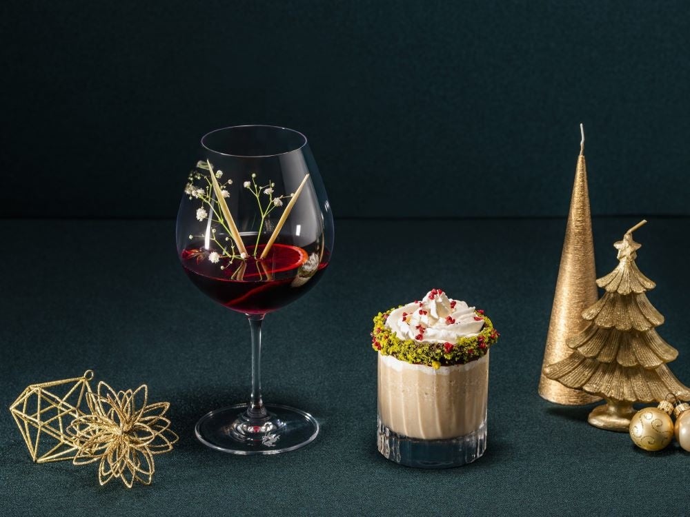 The entrance to Christmas（右） サンタ家のサングリア（左）