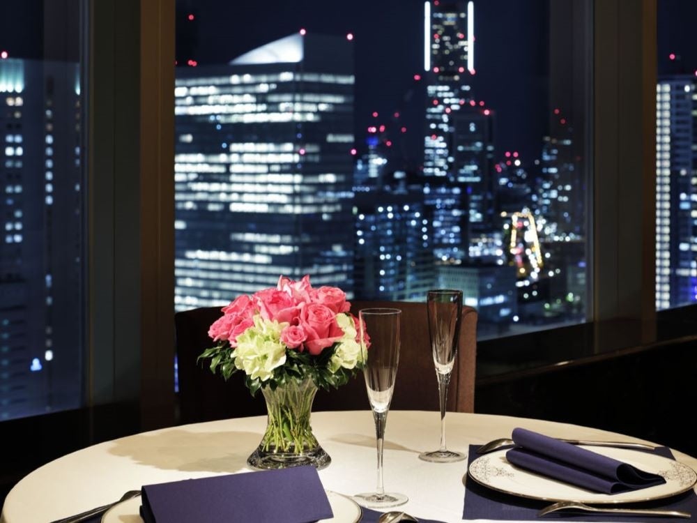 夜景を眺めながらクリスマスディナーを