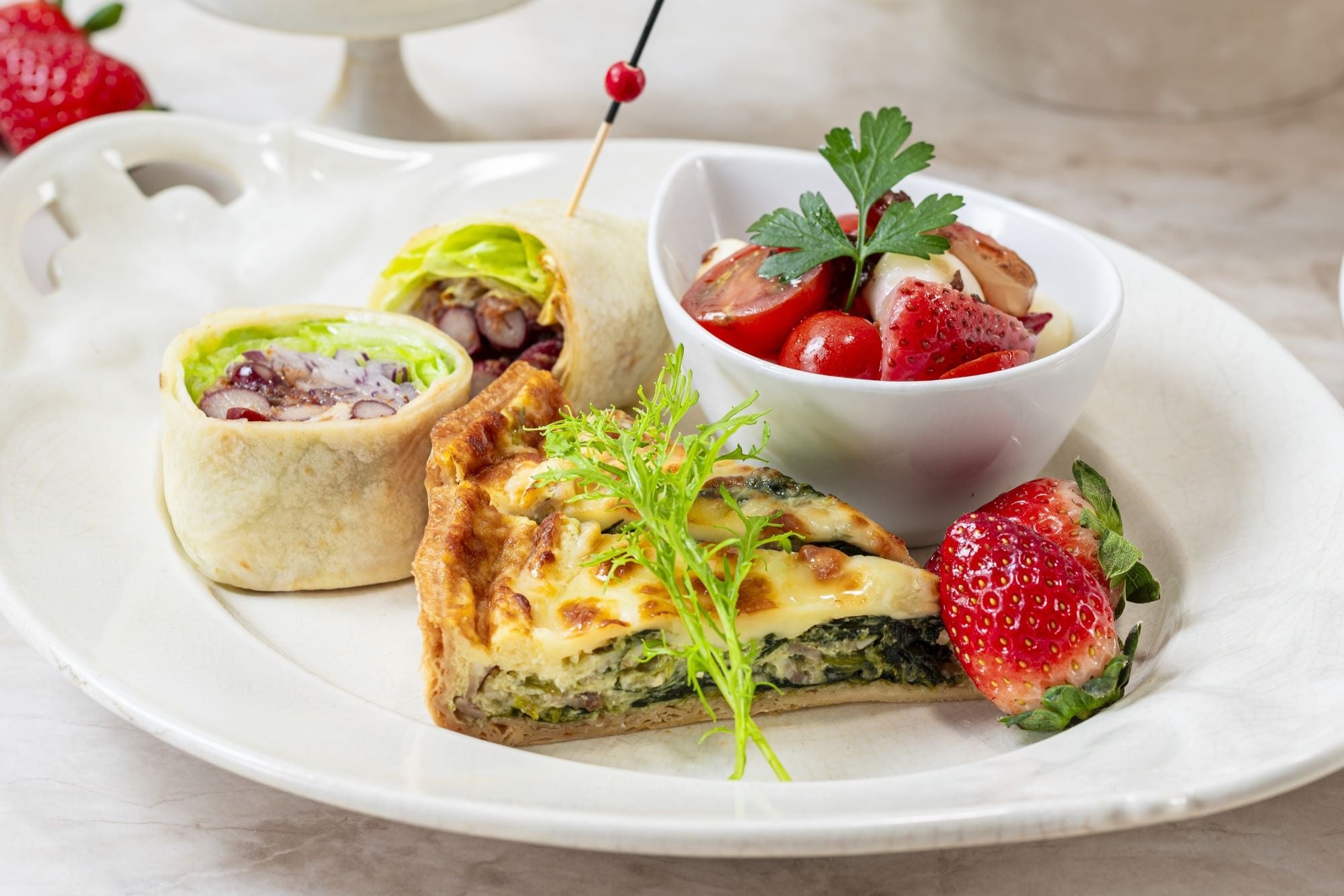 チリコンカンのロールタコス（左上） 苺とトマト モッツァレラのカプレーゼ（右上） ベーコンとほうれん草のキッシュ(下)