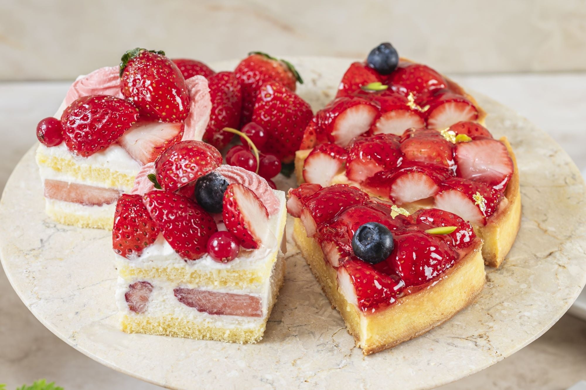 苺のショートケーキ（左）苺のタルト（右）