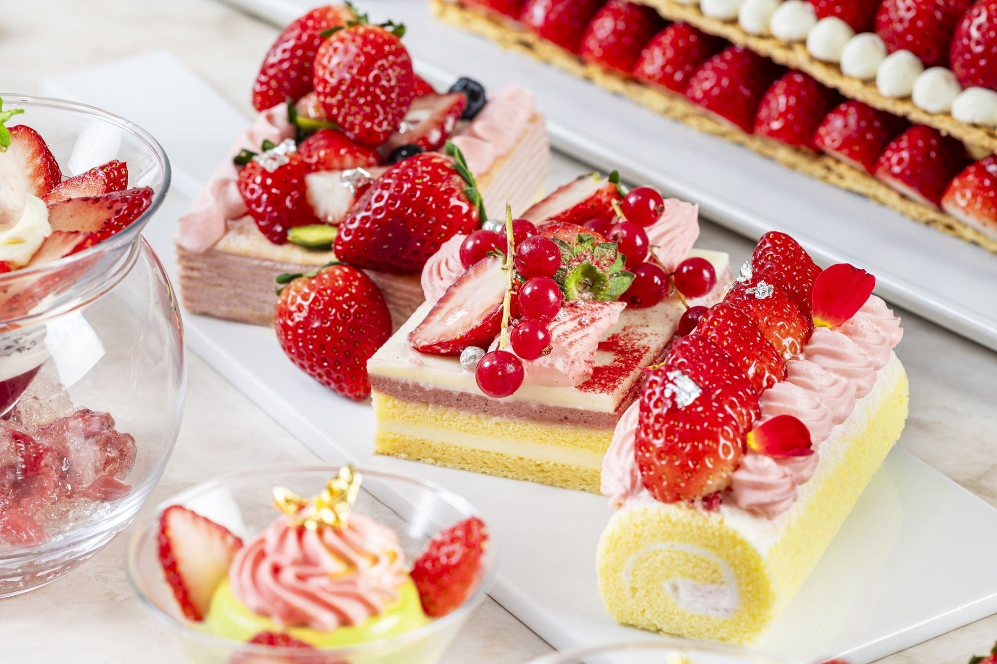 苺のミルクレープ（左） ベリーのホワイトオペラ（中） 苺のロールケーキ（右）