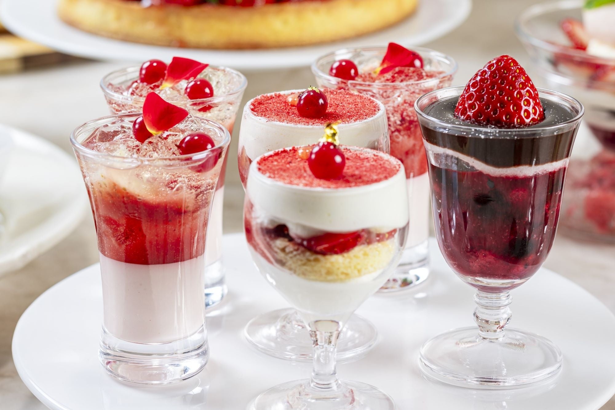 苺のパンナコッタ＆シャンパンゼリー（左） 苺ティラミス（中） ベリー＆チョコレート（右）