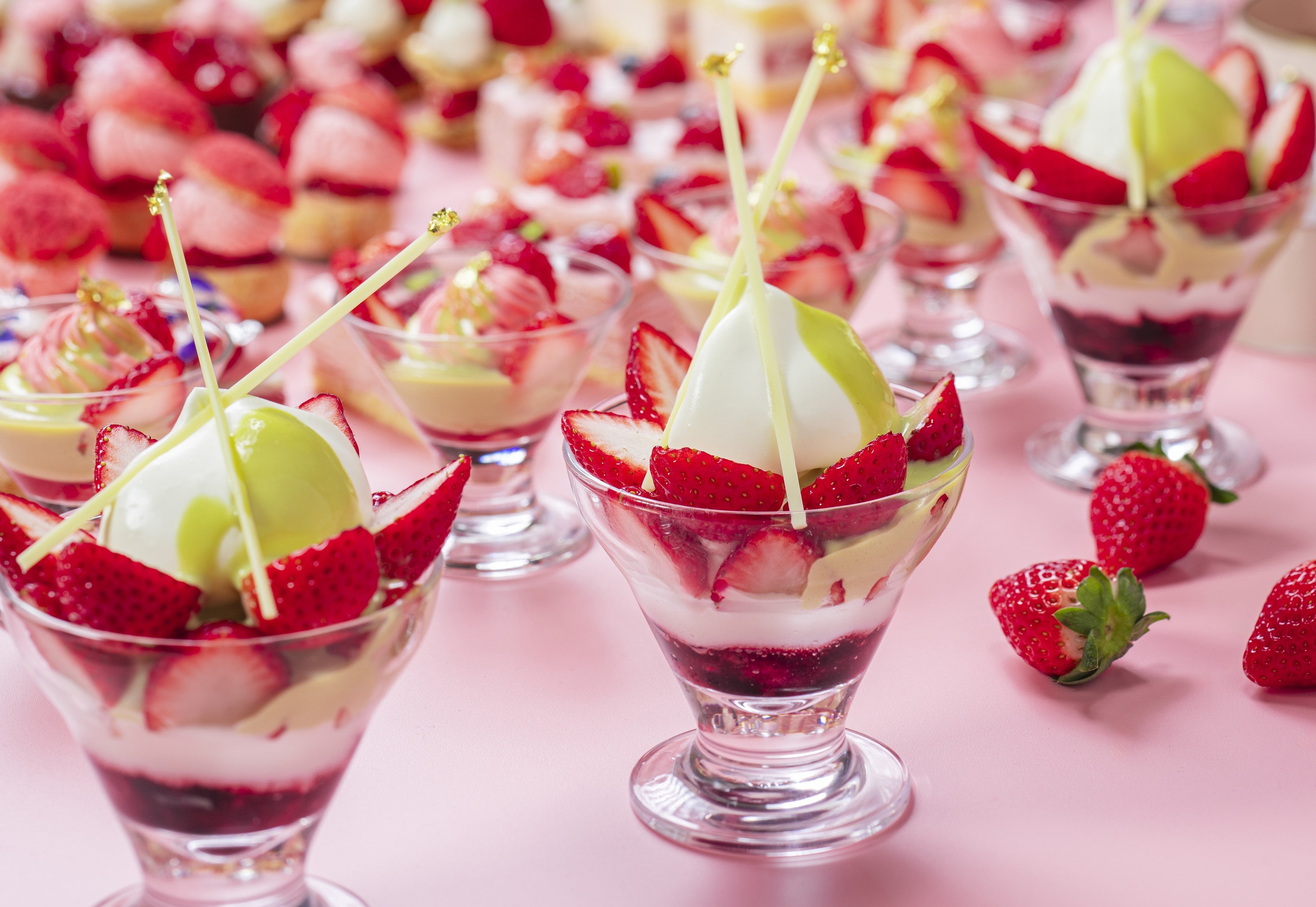 苺とピスタチオのパフェ