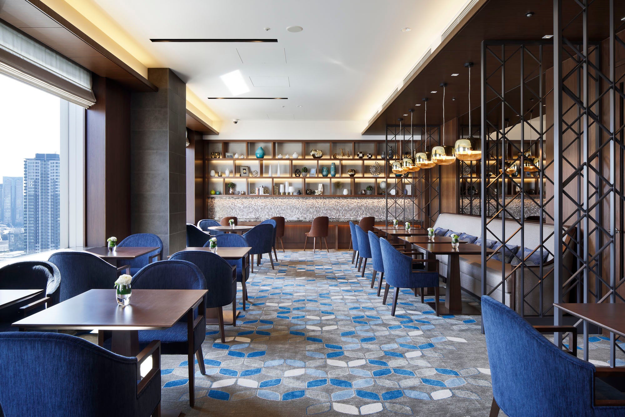 クラブラウンジで語らうひとときを