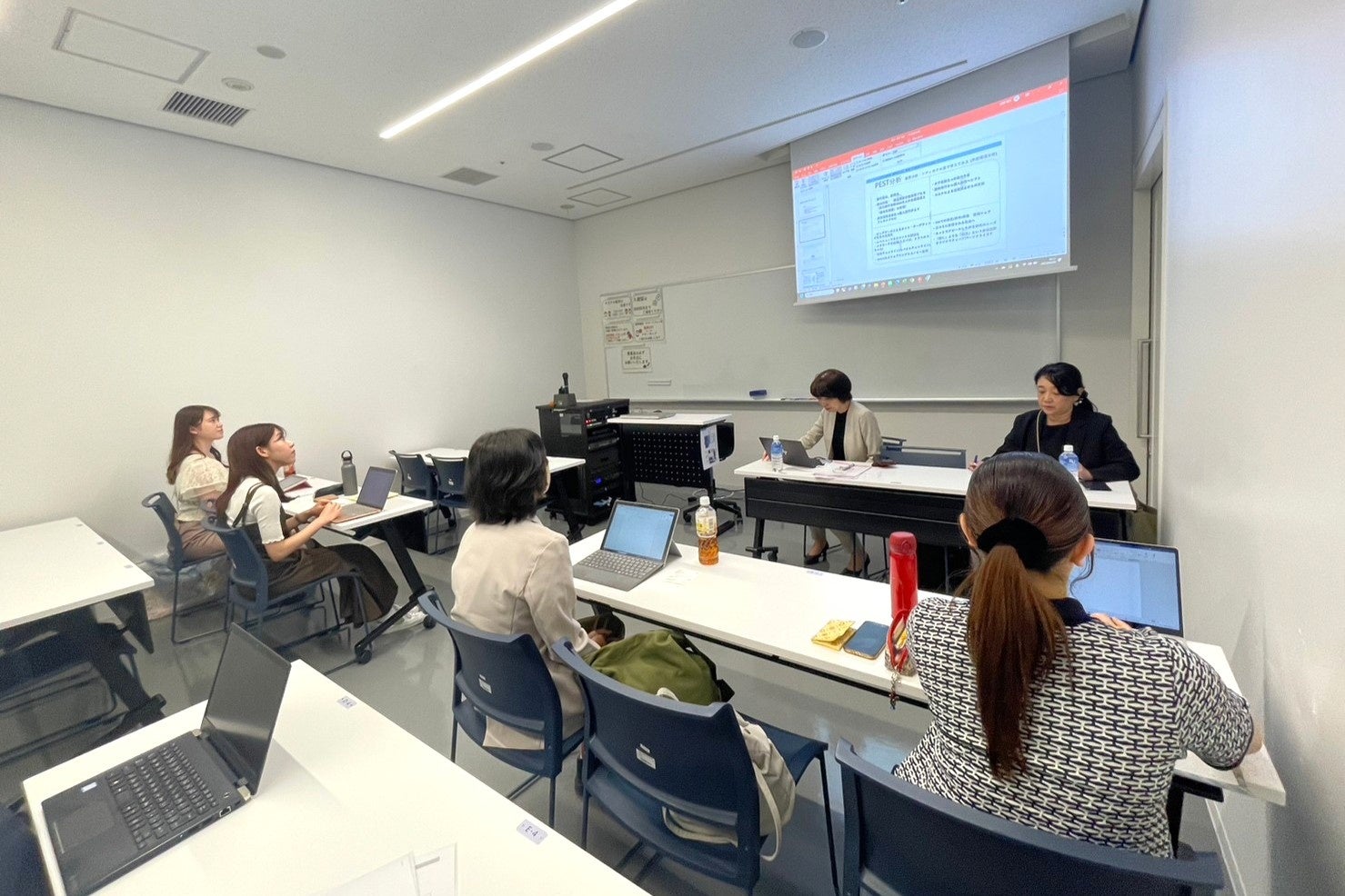 神奈川大学にてホテルスタッフと学生の打ち合わせ