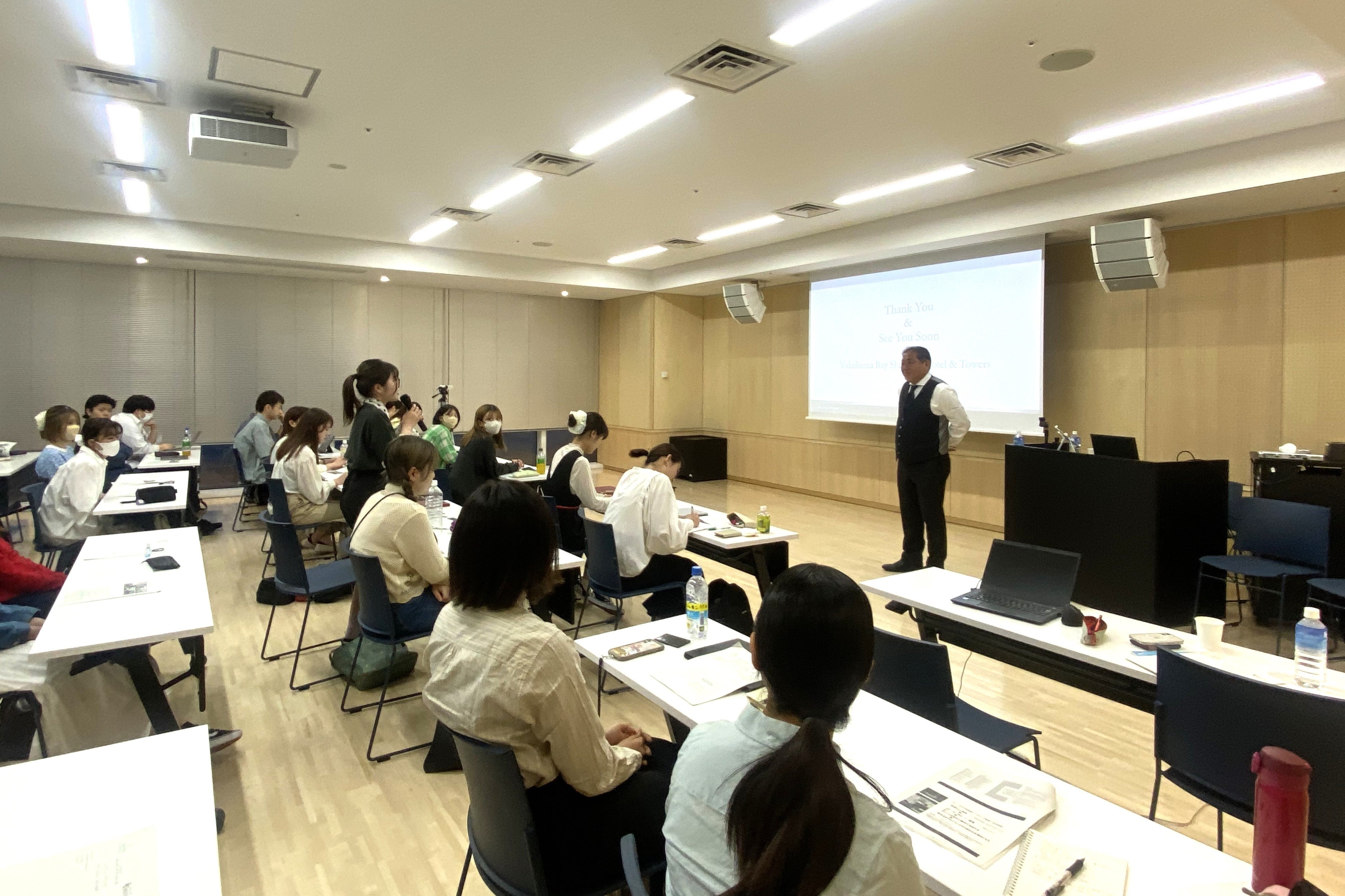 プロジェクトのきっかけとなった 石原総支配人の講義には多数の学生が参加