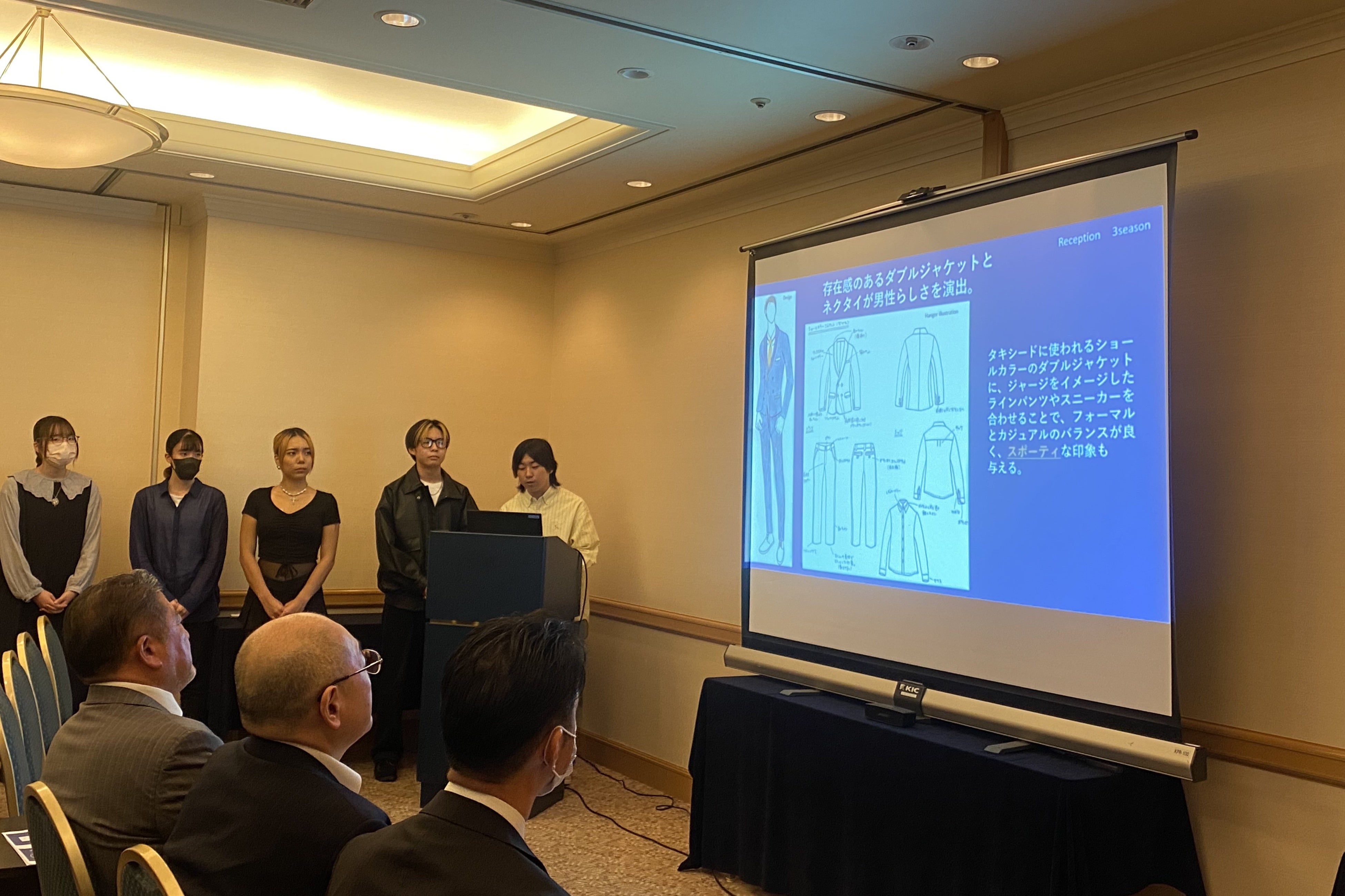 ホテルにてデザインプレゼンテーションの様子