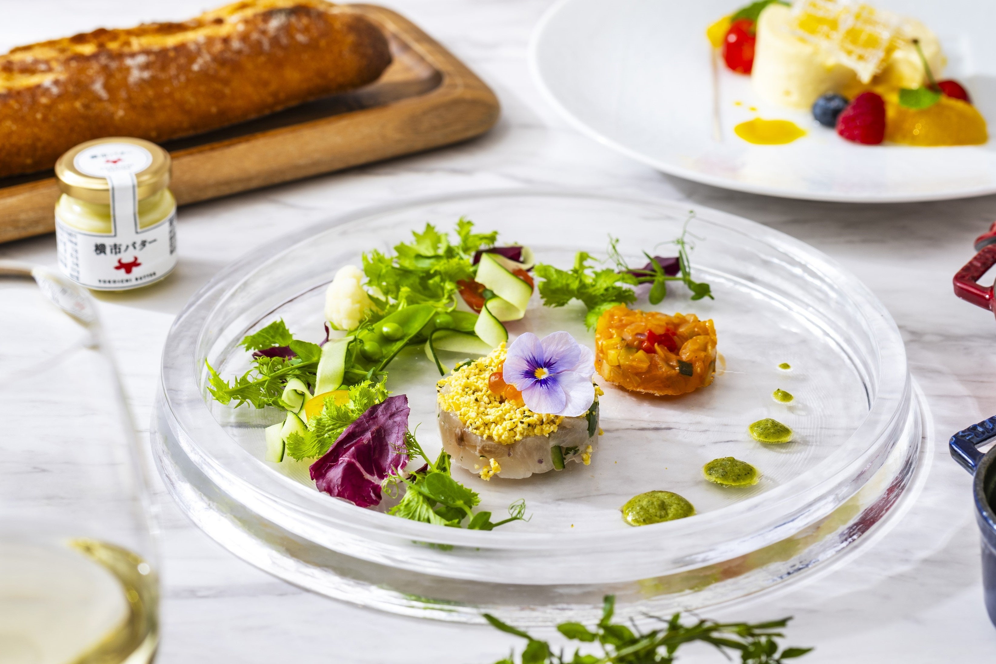 厳選された旬の食材が華やかな前菜 ホテル自慢のバゲットは「横市バター」とともに