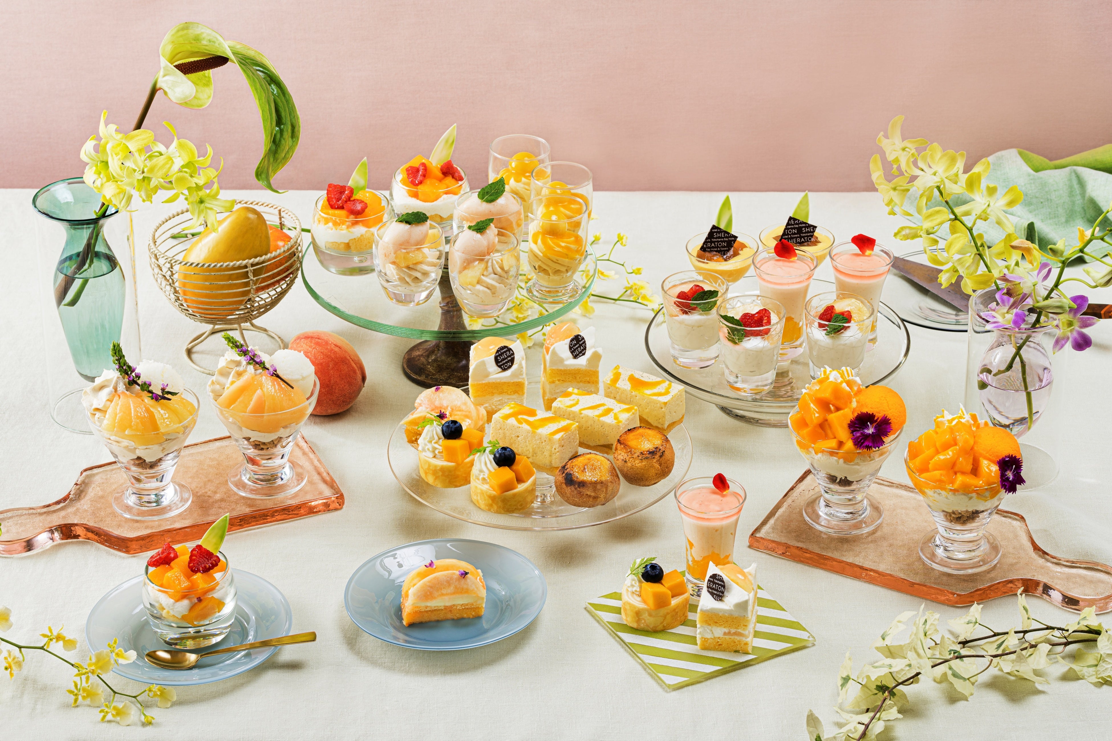 旬のマンゴーを贅沢に使用したバラエティに富んだスイーツをお好きなだけ