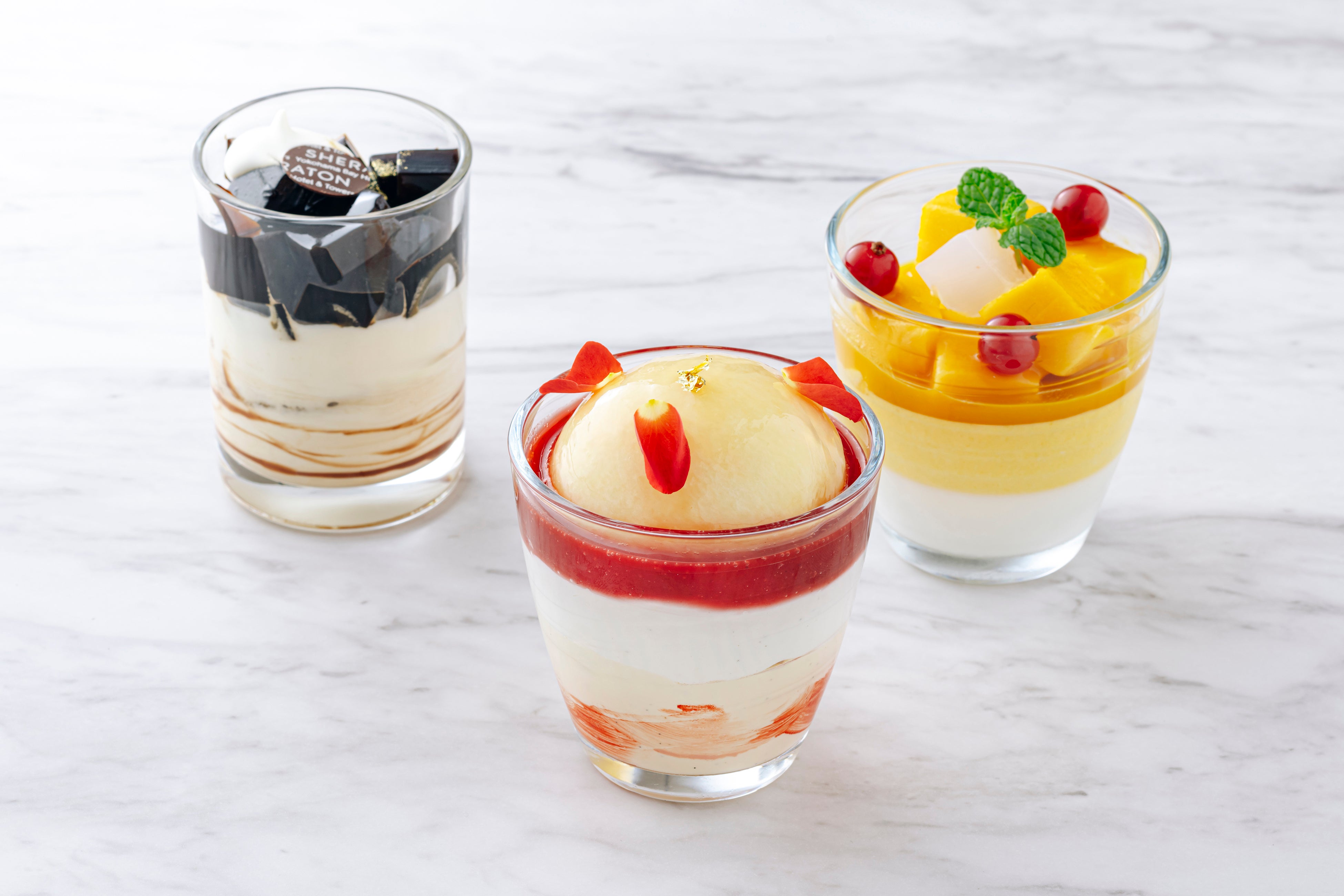 3種類の冷たいグラスデザート