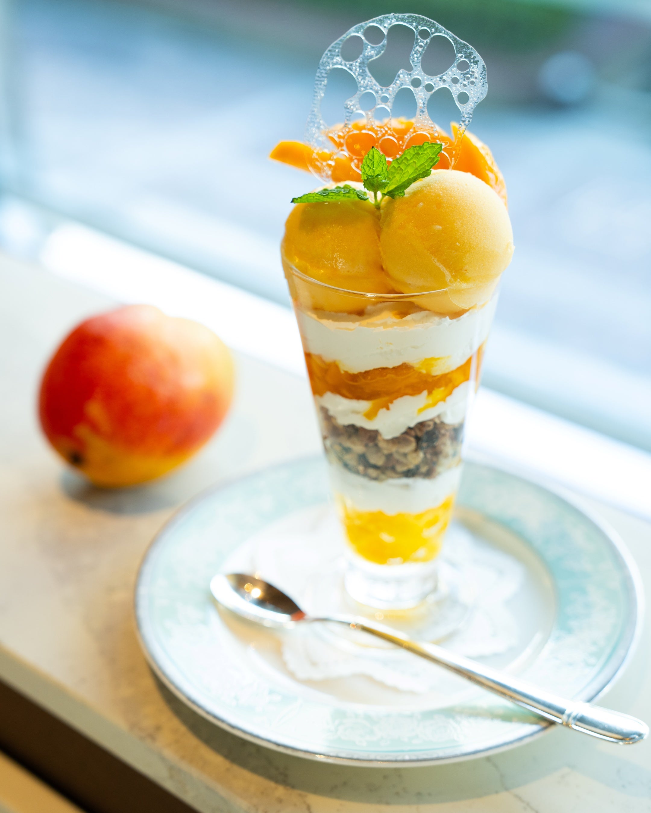 マンゴーの爽やかさが際立つリッチなパフェ