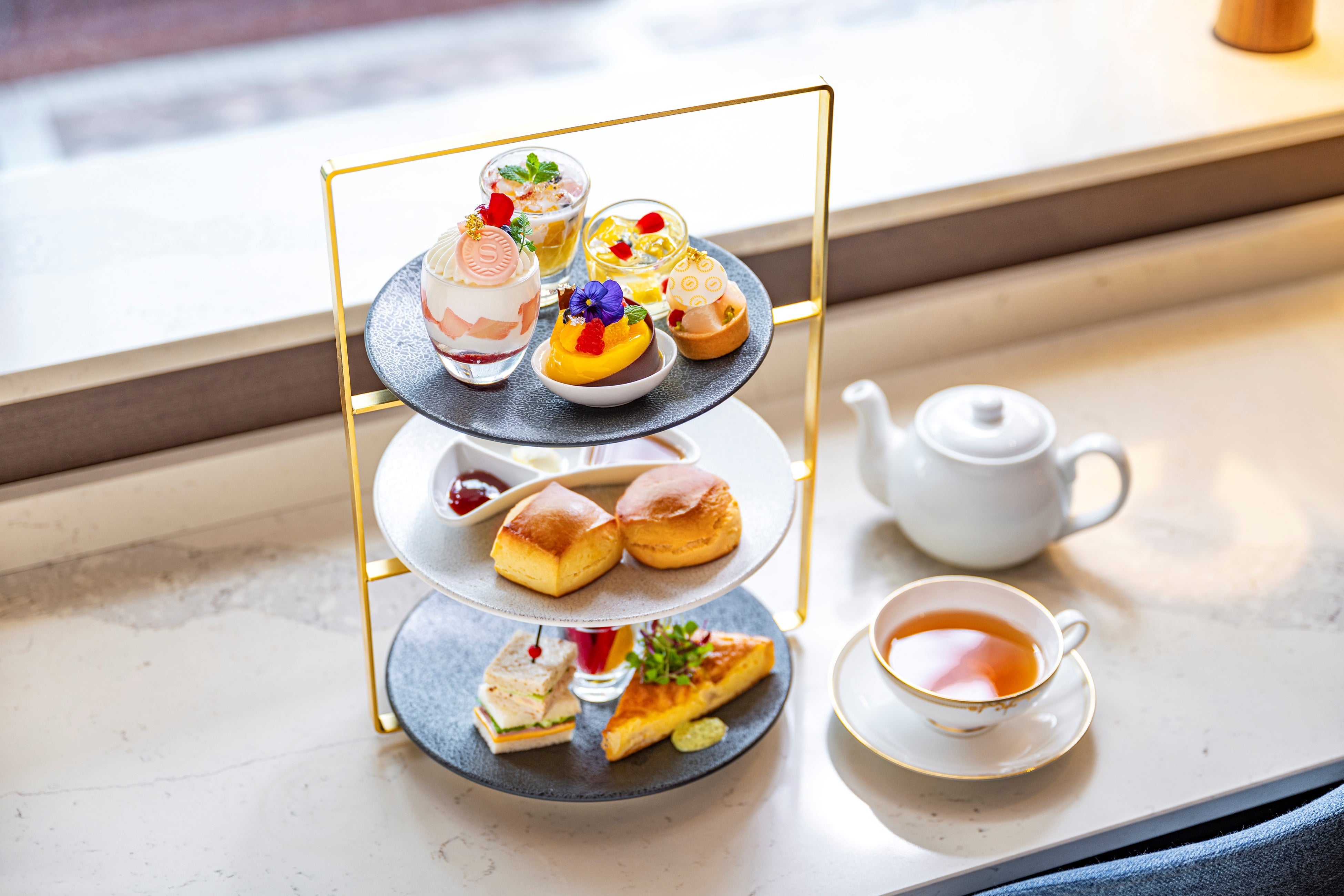 見た目もかわいらしい３段のアフタヌーンティーセット