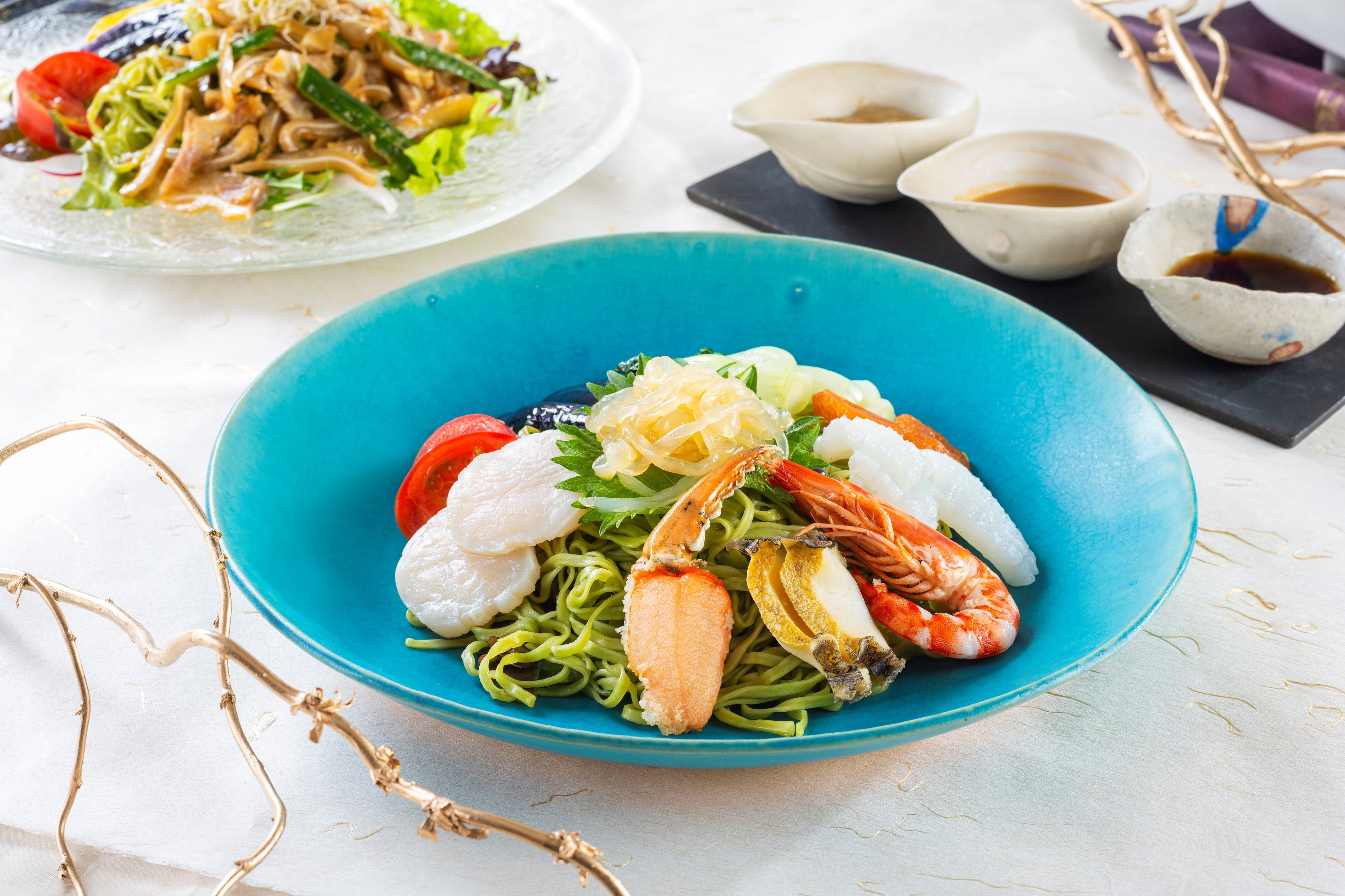 夏の風物詩「彩龍」の海の幸入り翡翠冷麺