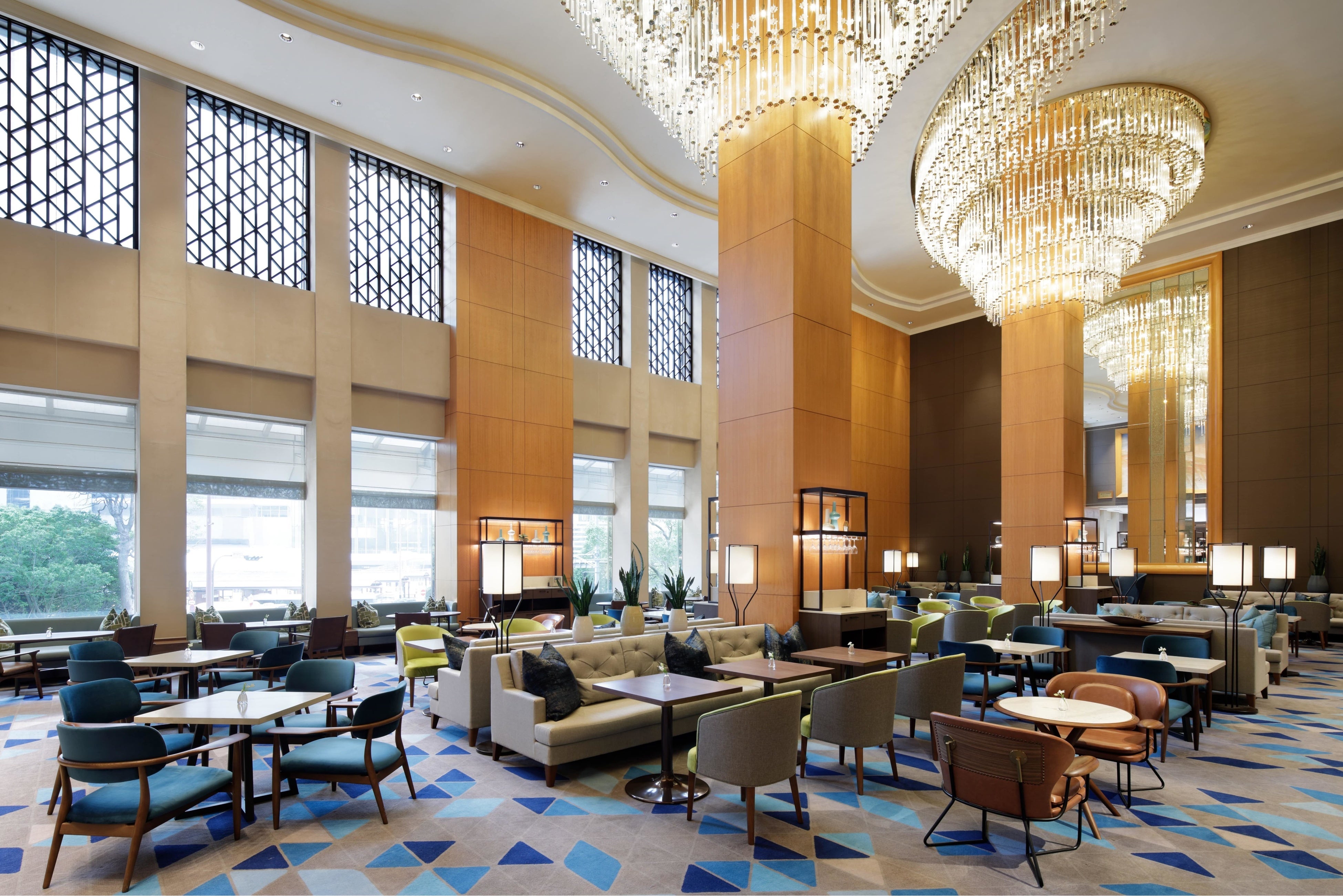 大きな窓がある開放的なラウンジ「シーウインド」